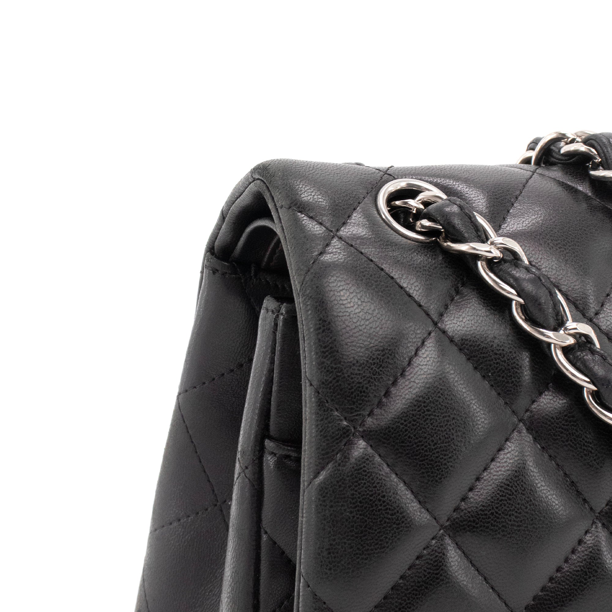 CHANEL - Sac à bandoulière Classique/Timeless Jumbo Chanel en cuir lisse noir