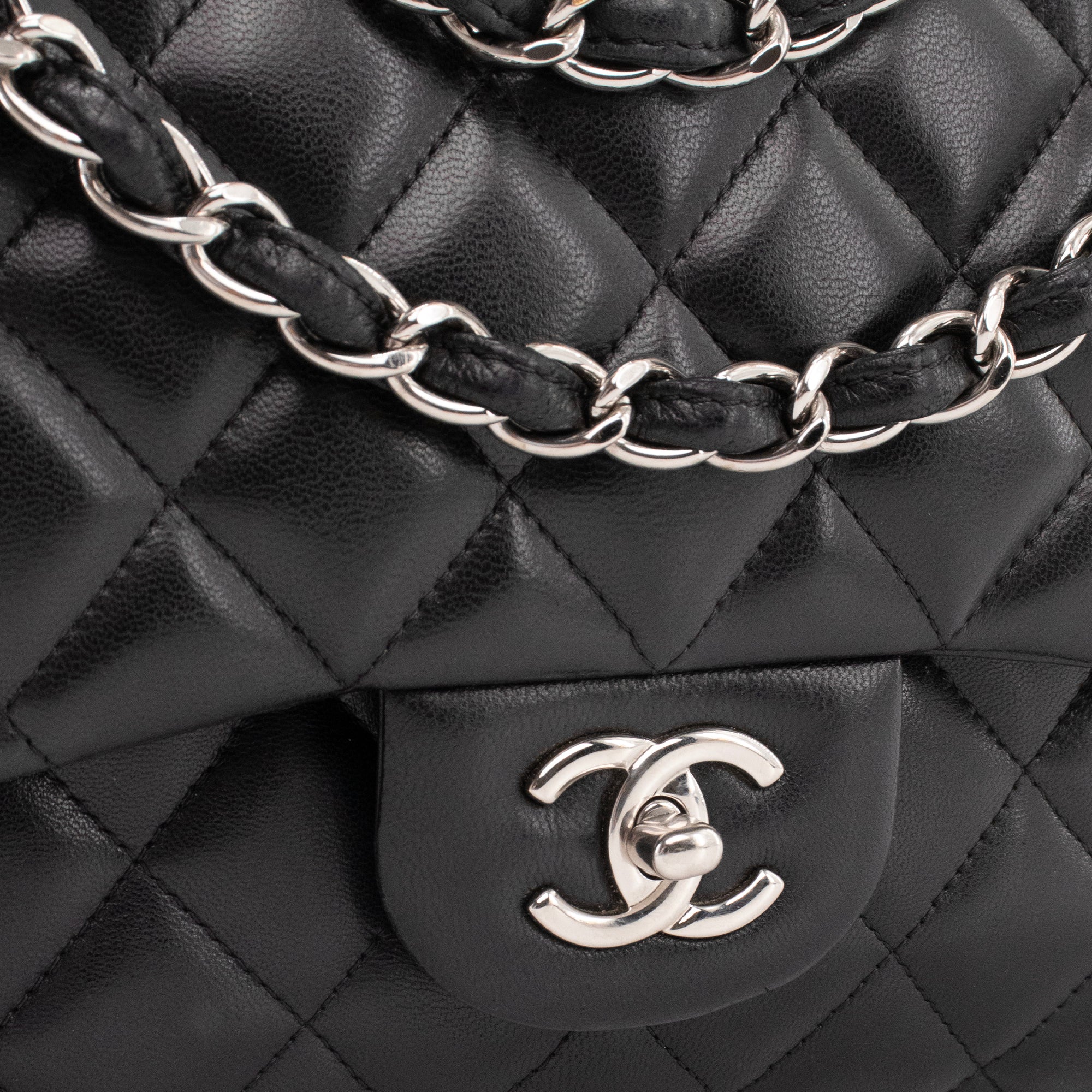 CHANEL - Sac à bandoulière Classique/Timeless Jumbo Chanel en cuir lisse noir