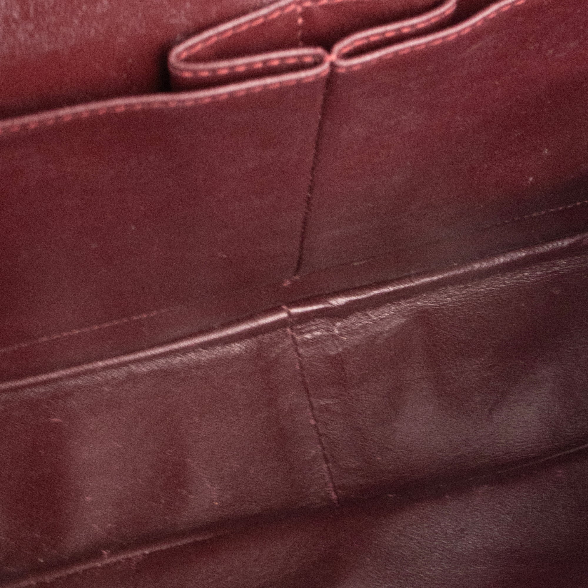 CHANEL - Sac à bandoulière Classique/Timeless Jumbo Chanel en cuir lisse noir