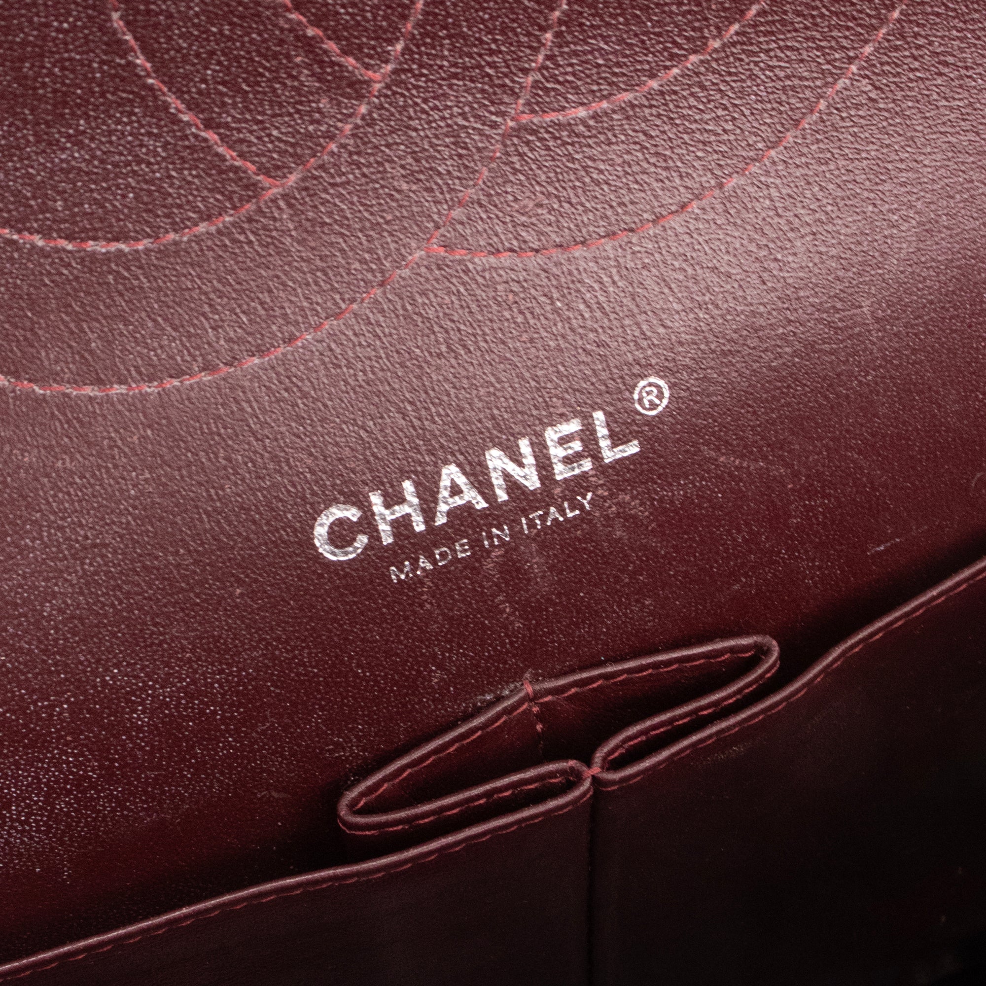 CHANEL - Sac à bandoulière Classique/Timeless Jumbo Chanel en cuir lisse noir