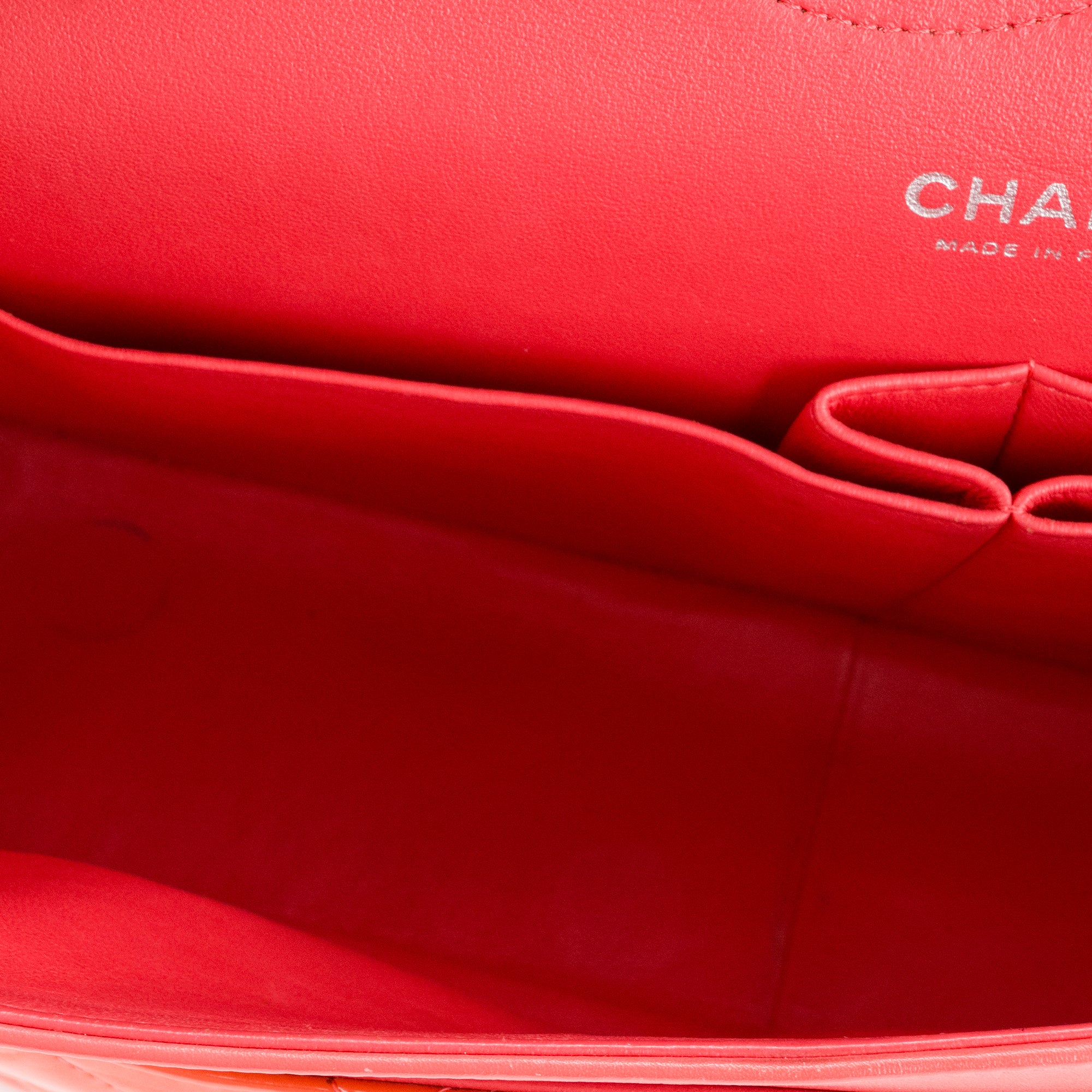 CHANEL - Sac à bandoulière Classique/Timeless Jumbo Chanel en cuir verni orange