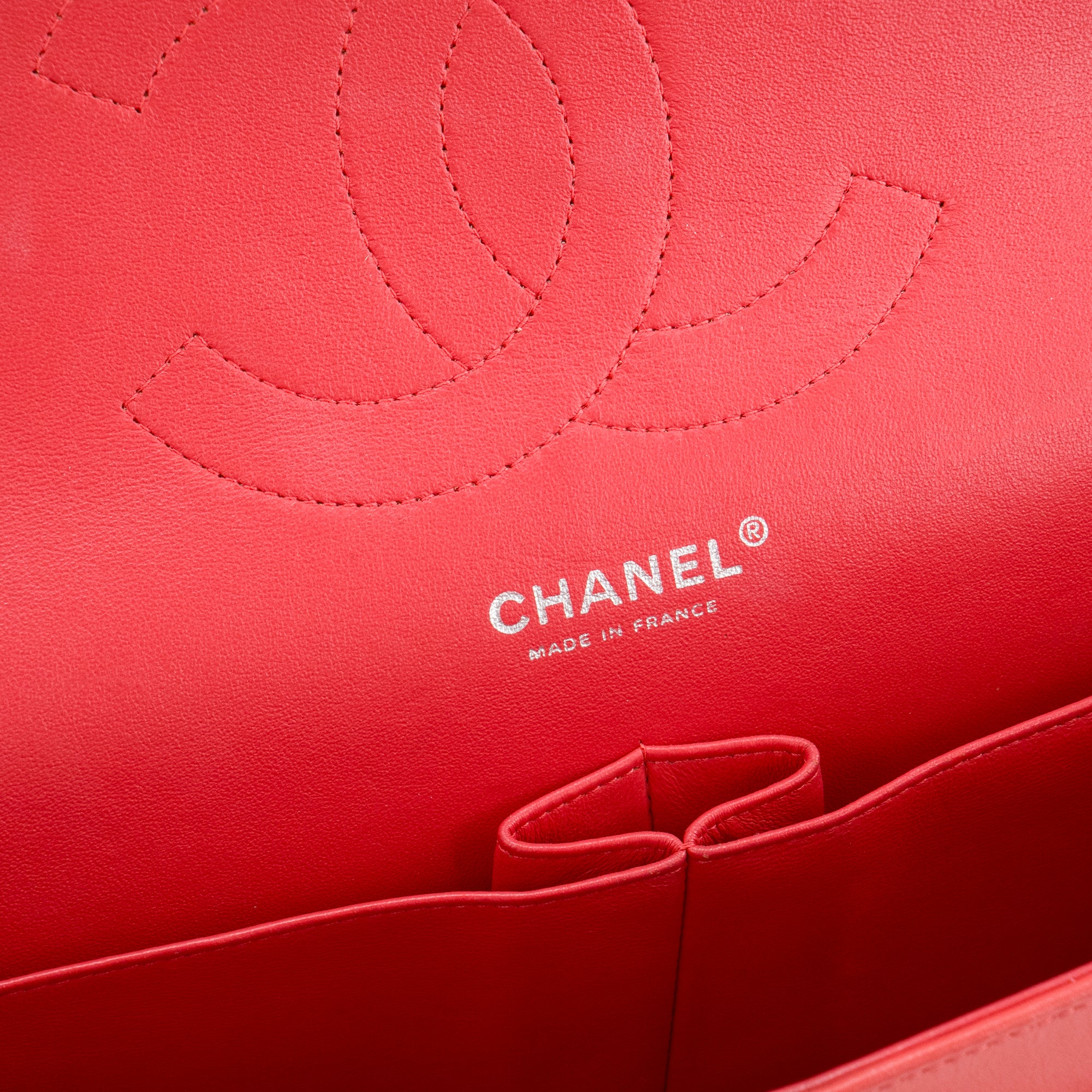 CHANEL - Sac à bandoulière Classique/Timeless Jumbo Chanel en cuir verni orange