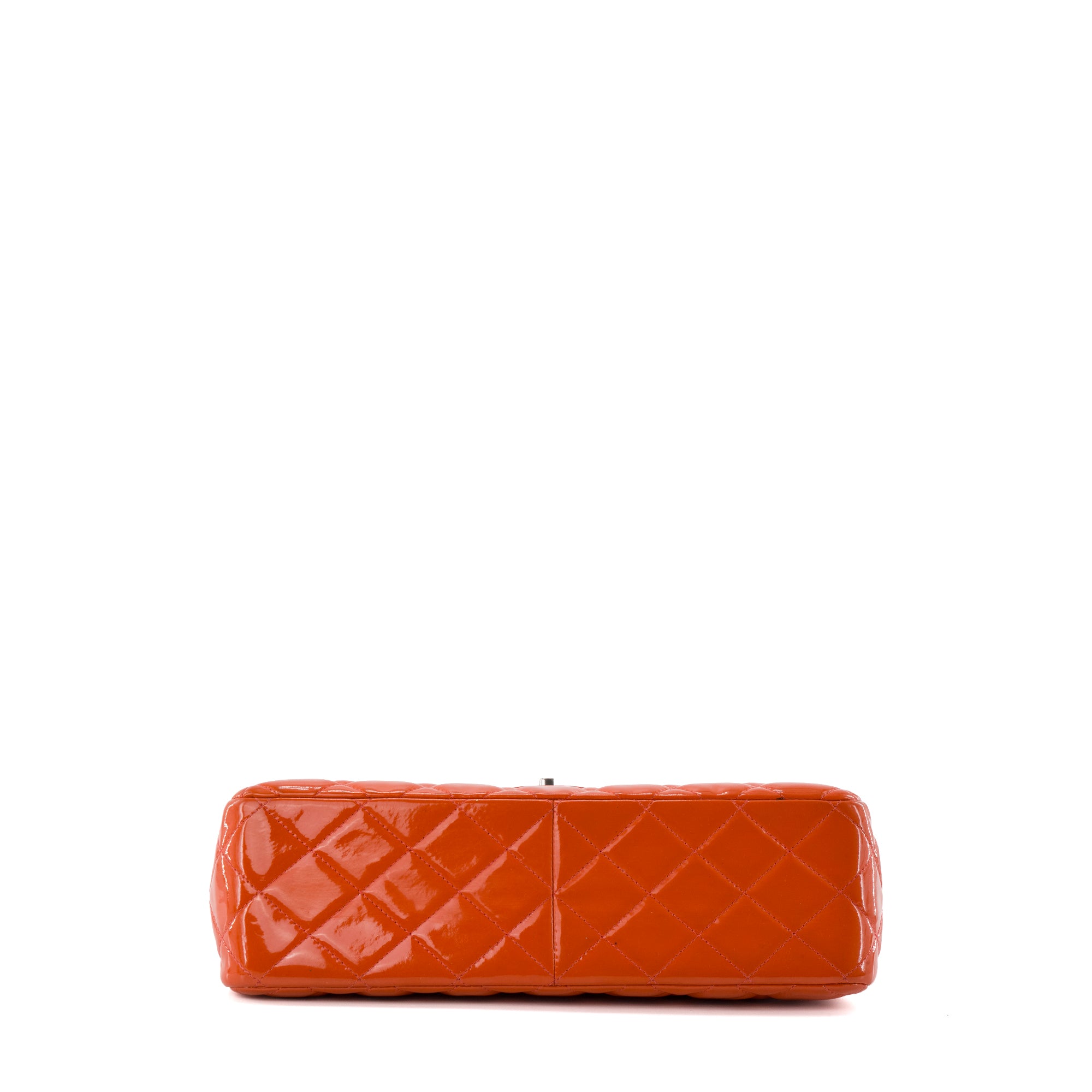 CHANEL - Sac à bandoulière Classique/Timeless Jumbo Chanel en cuir verni orange
