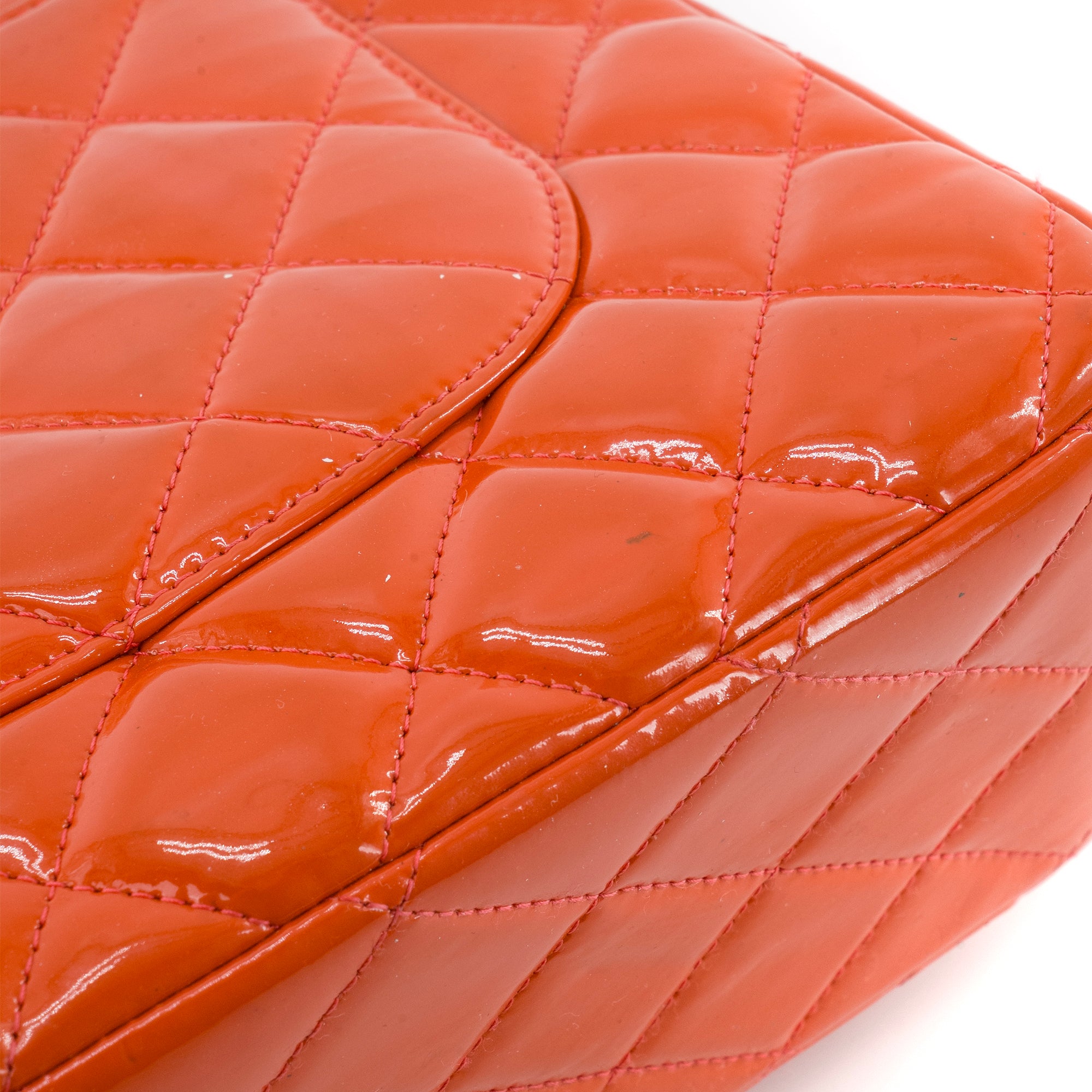 CHANEL - Sac à bandoulière Classique/Timeless Jumbo Chanel en cuir verni orange