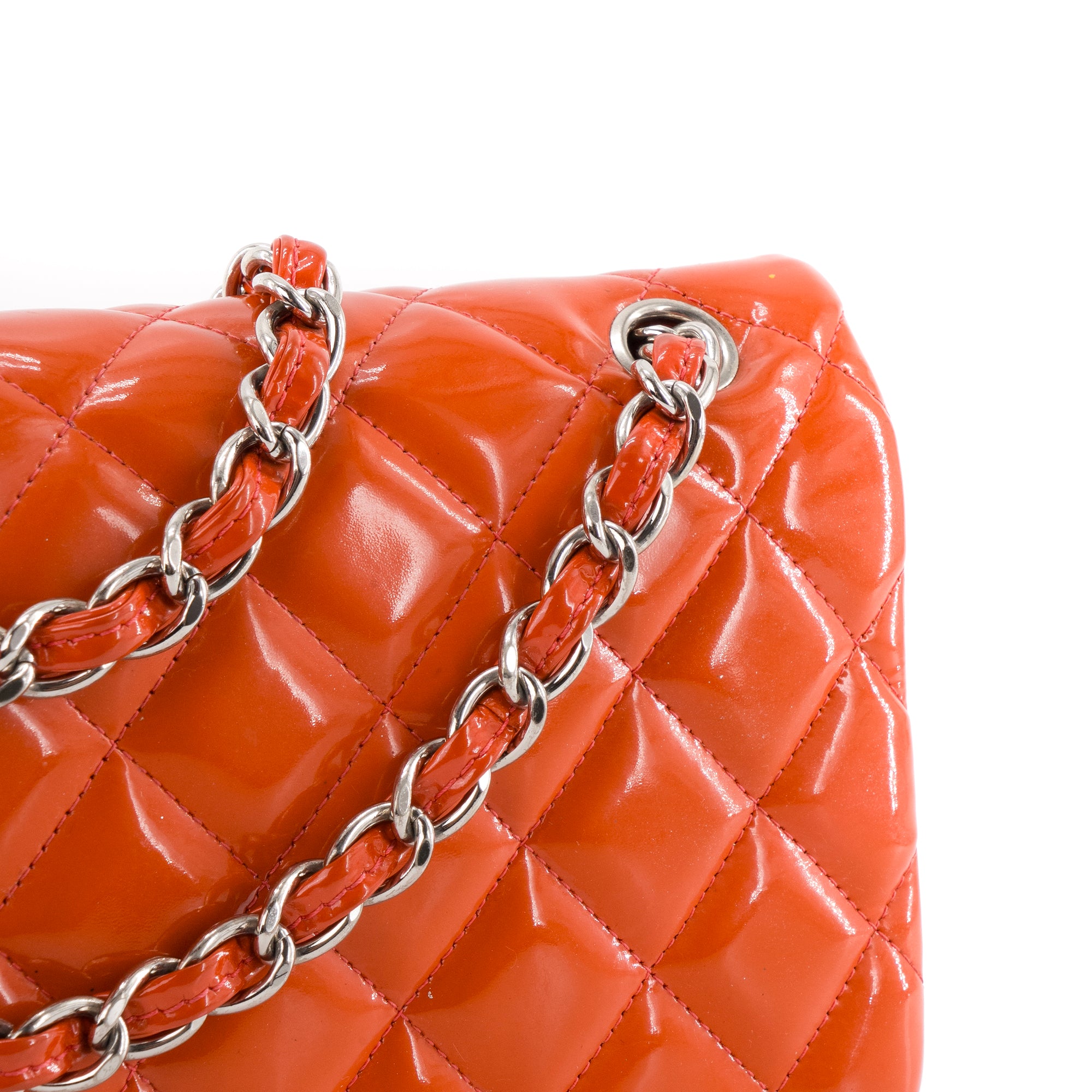 CHANEL - Sac à bandoulière Classique/Timeless Jumbo Chanel en cuir verni orange