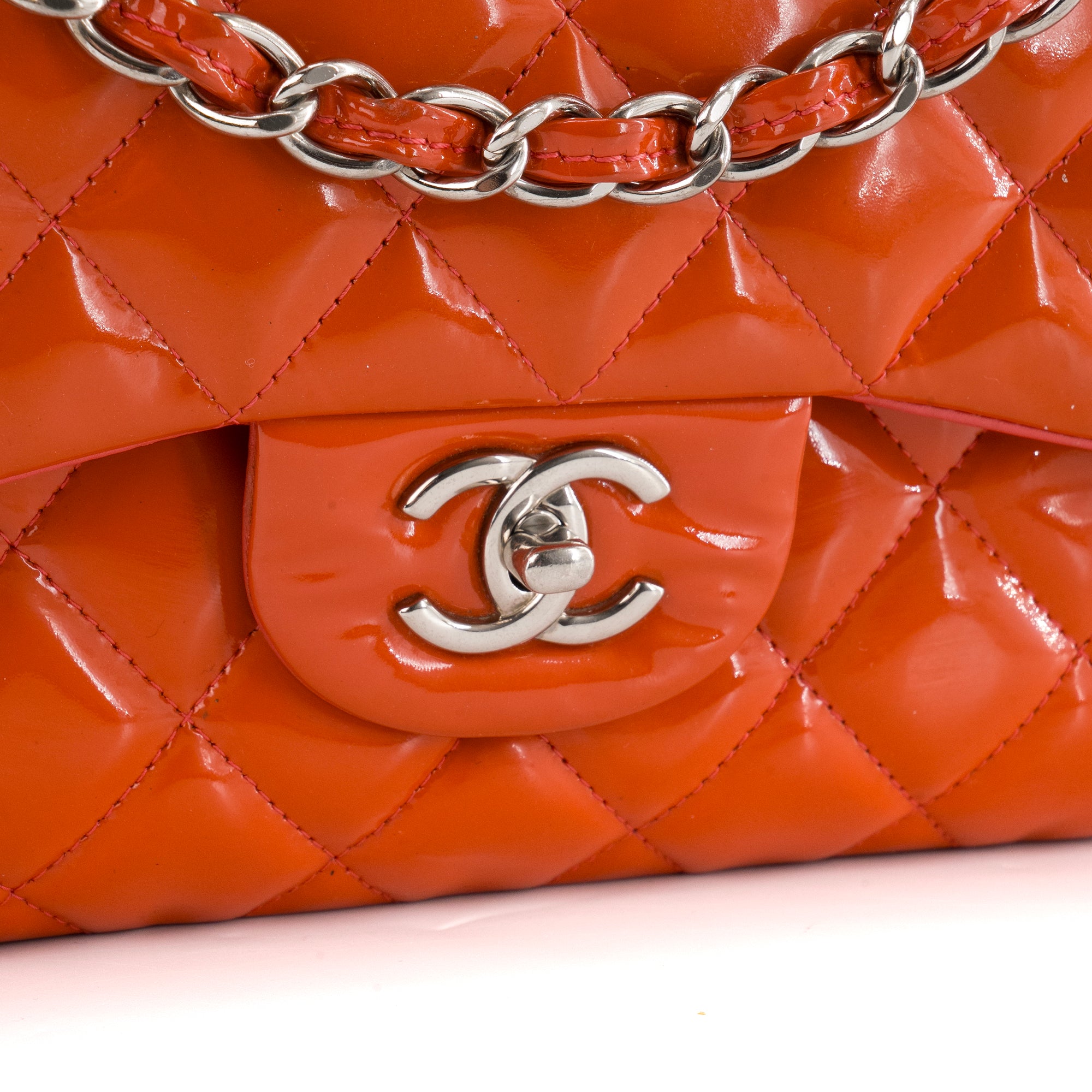 CHANEL - Sac à bandoulière Classique/Timeless Jumbo Chanel en cuir verni orange