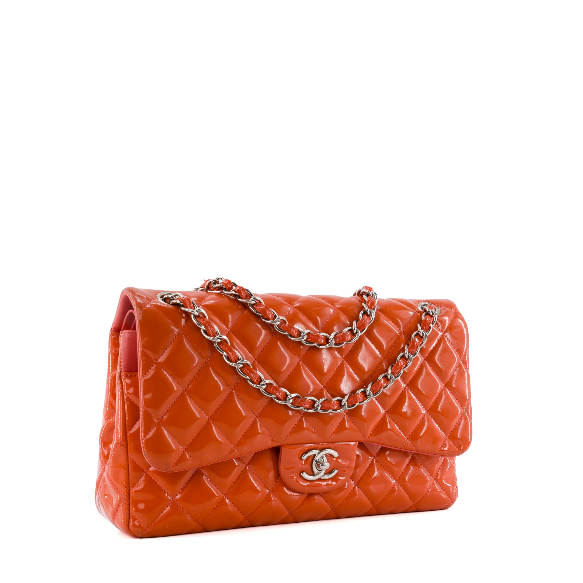 CHANEL - Sac à bandoulière Classique/Timeless Jumbo Chanel en cuir verni orange