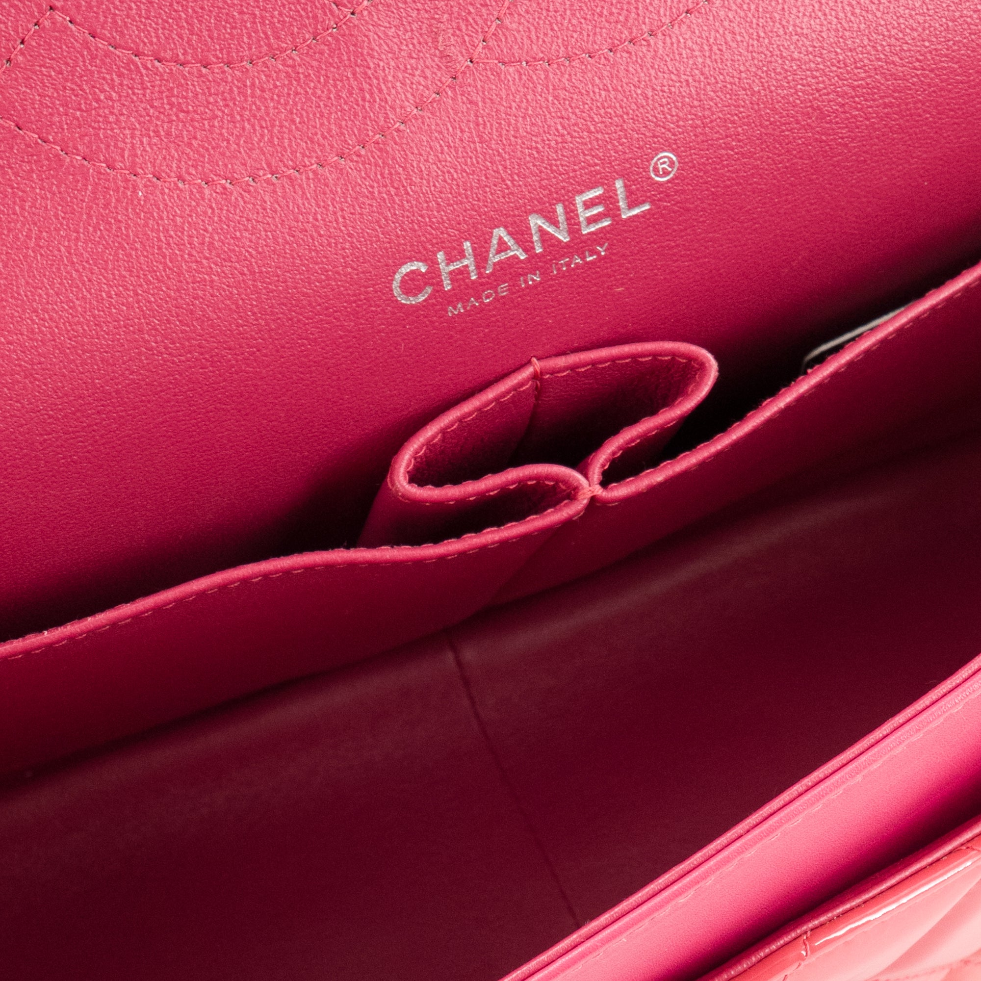 CHANEL - Sac à bandoulière Classique/Timeless Jumbo Chanel en cuir verni rose