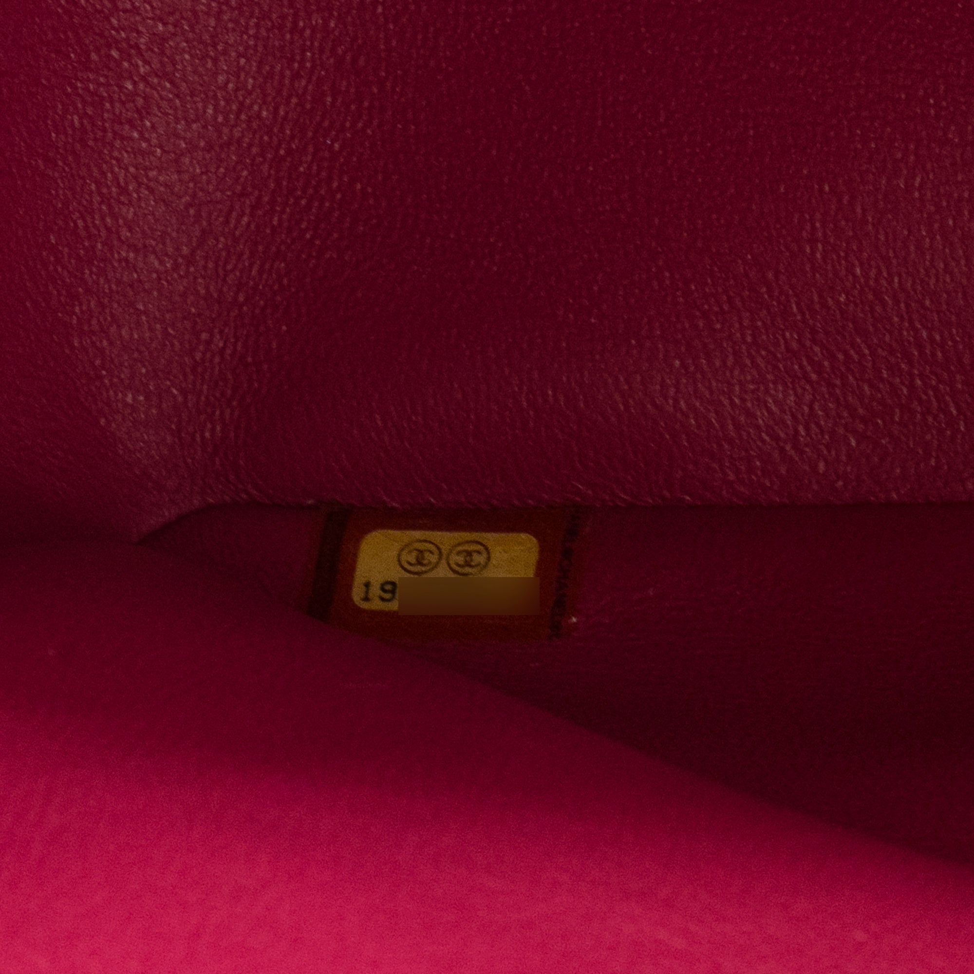 CHANEL - Sac à bandoulière Classique/Timeless Jumbo Chanel en cuir verni rose
