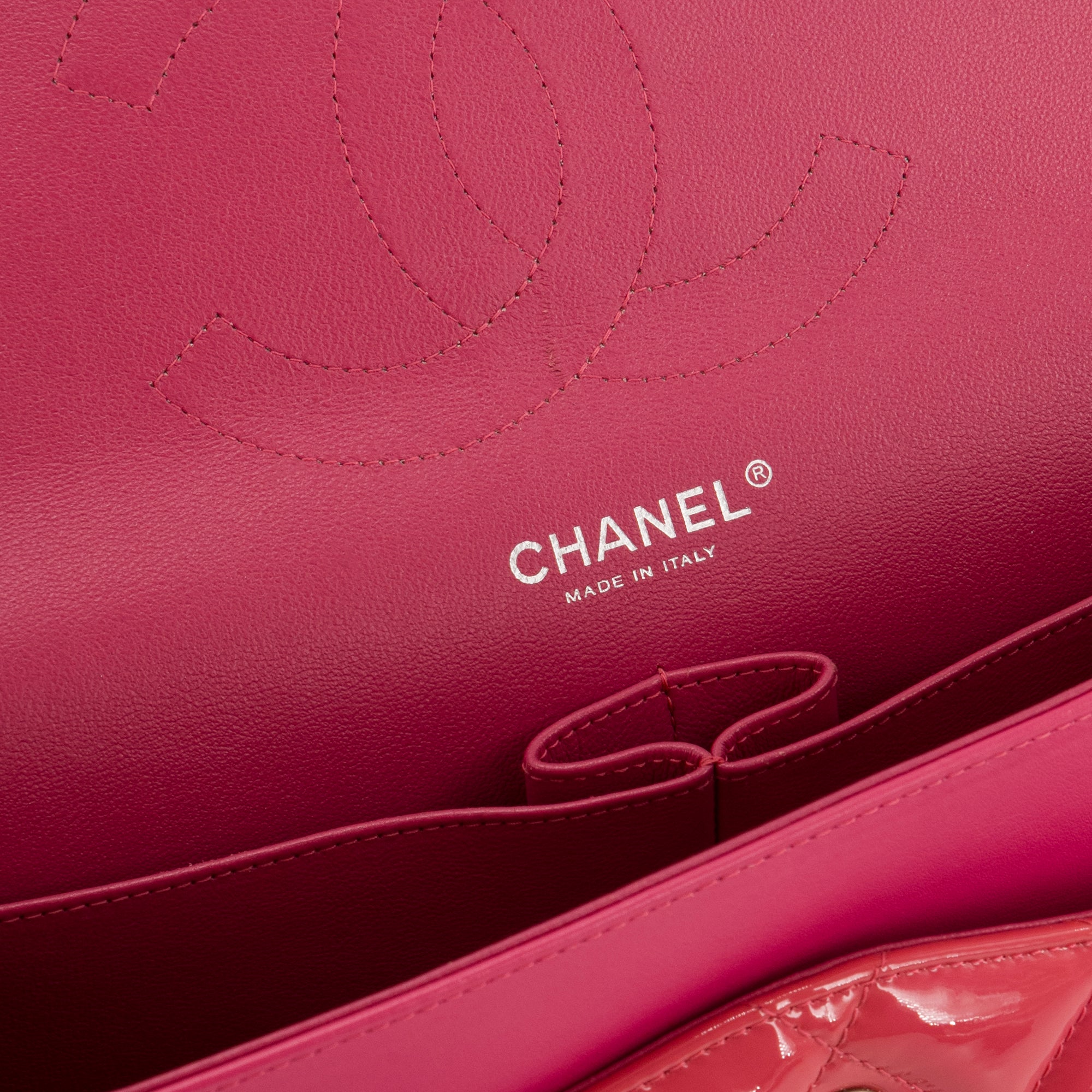 CHANEL - Sac à bandoulière Classique/Timeless Jumbo Chanel en cuir verni rose