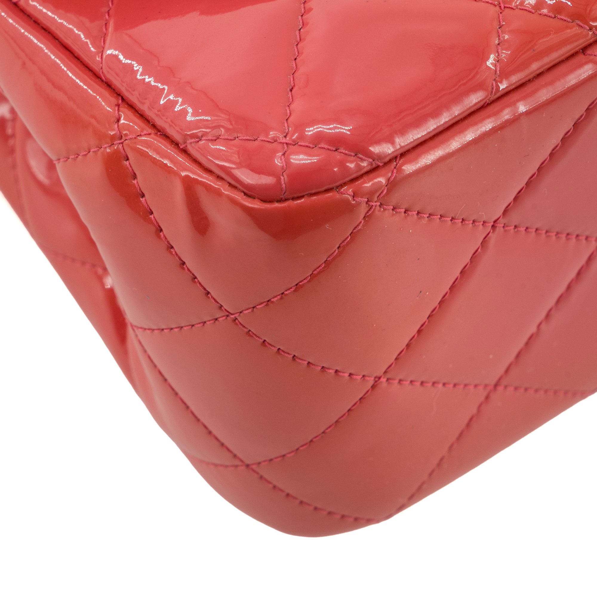 CHANEL - Sac à bandoulière Classique/Timeless Jumbo Chanel en cuir verni rose