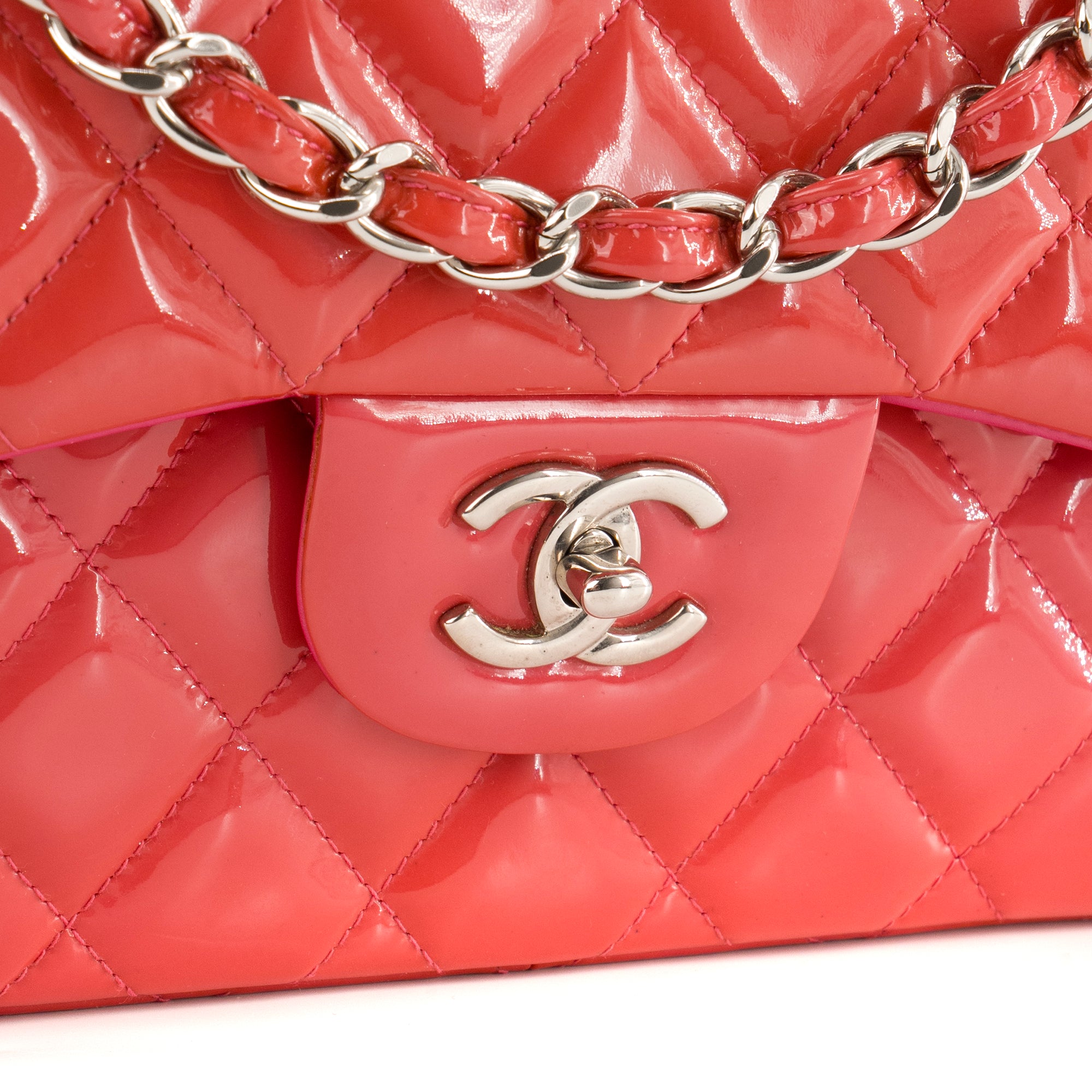 CHANEL - Sac à bandoulière Classique/Timeless Jumbo Chanel en cuir verni rose