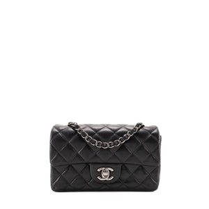 CHANEL - Sac à bandoulière Classique/Timeless Mini rectangle Chanel en cuir noir