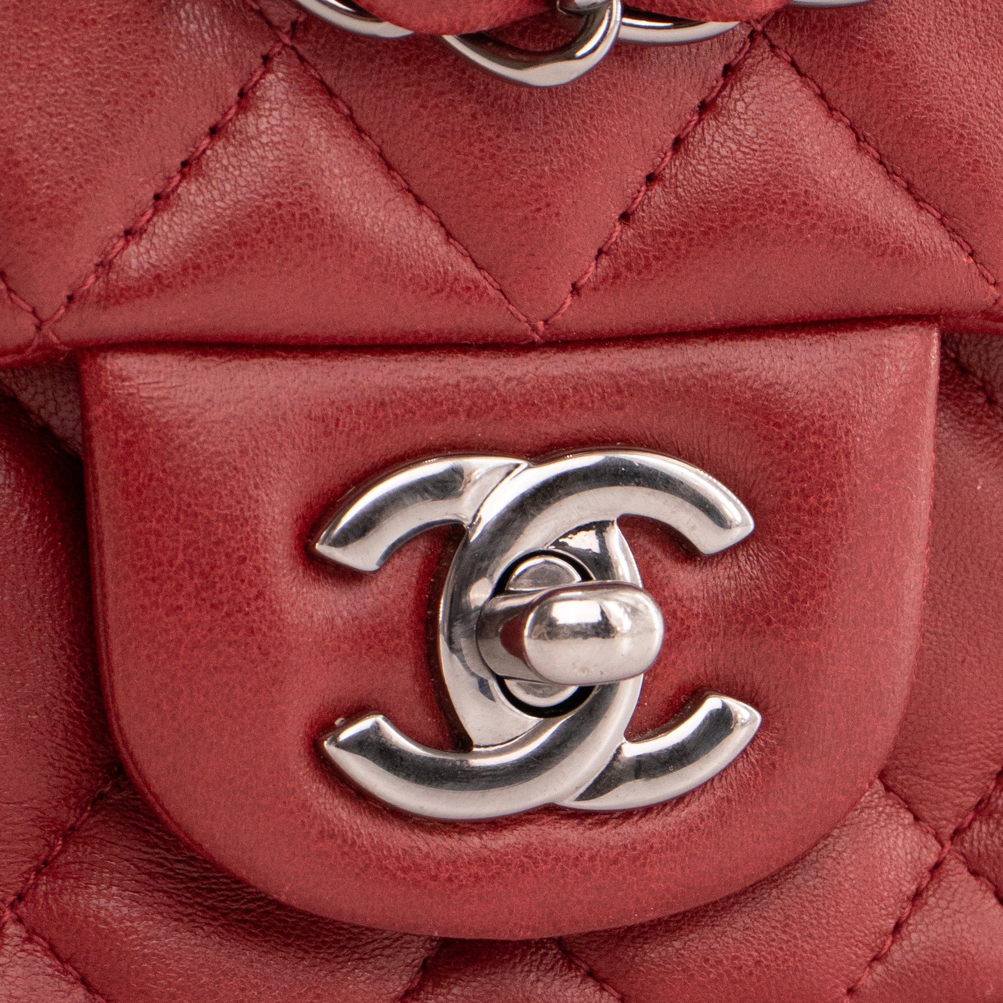CHANEL - Sac à bandoulière Classique/Timeless Mini Square Chanel en cuir bordeaux