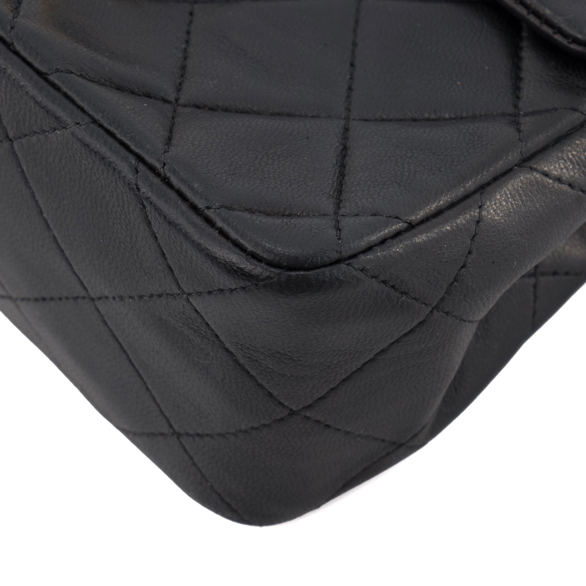 CHANEL - Sac à bandoulière Classique/Timeless Mini Square Chanel en cuir noir vintage