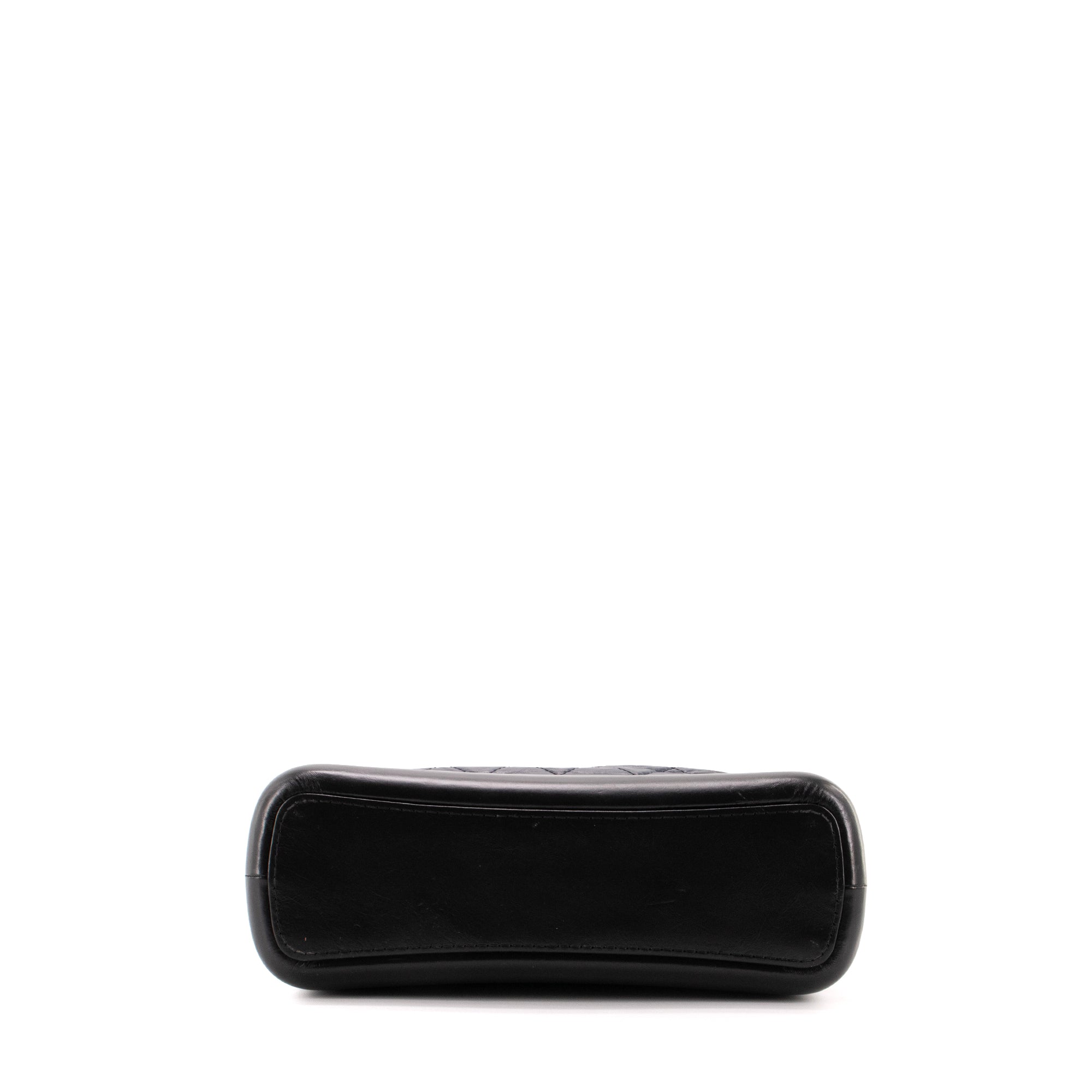 CHANEL - Sac à bandoulière Gabrielle medium Chanel en cuir froissé bleu marine et noir