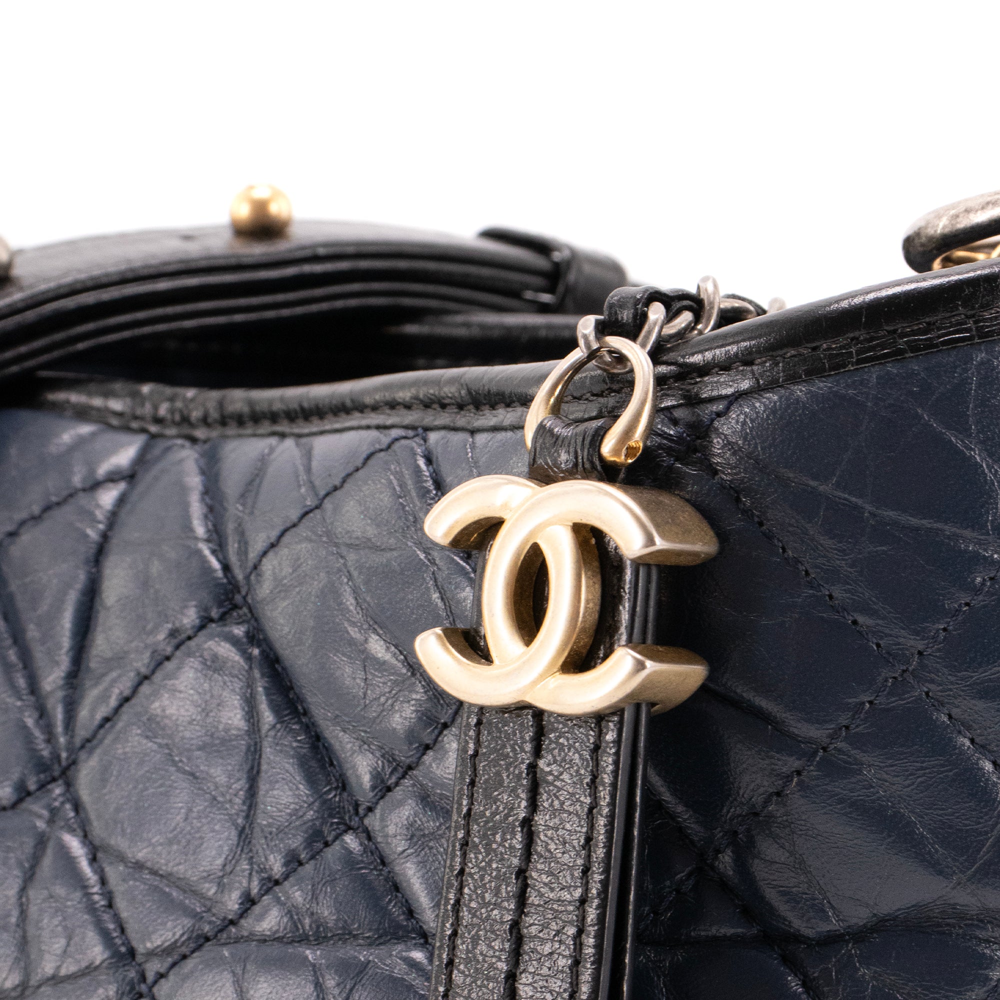 CHANEL - Sac à bandoulière Gabrielle medium Chanel en cuir froissé bleu marine et noir
