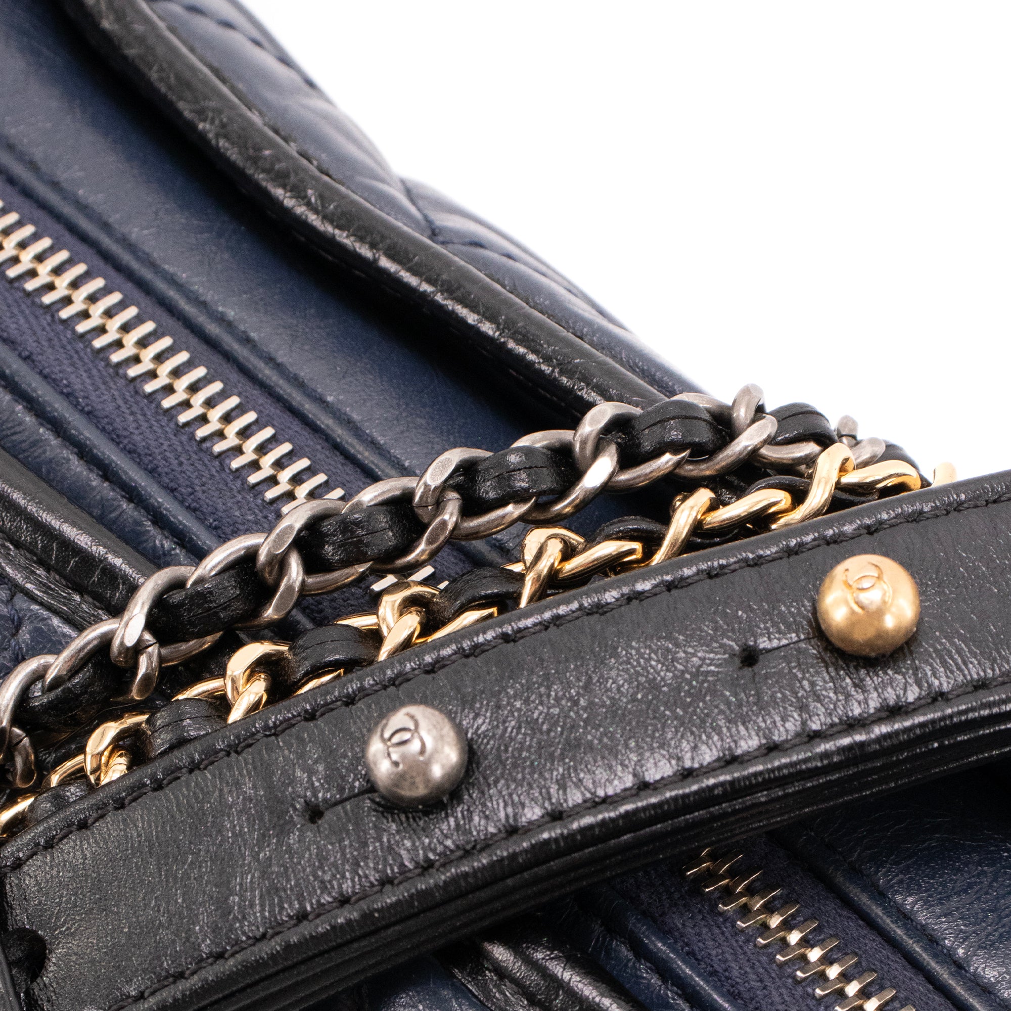CHANEL - Sac à bandoulière Gabrielle medium Chanel en cuir froissé bleu marine et noir