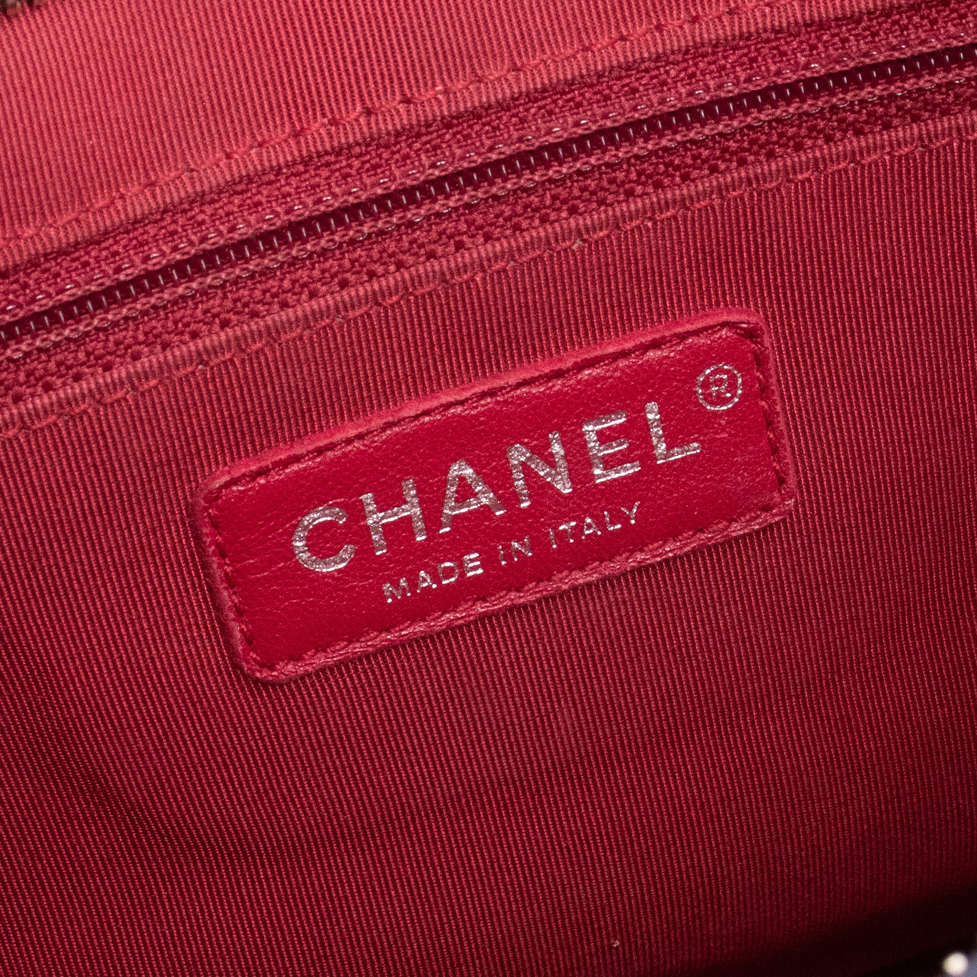 CHANEL - Sac à bandoulière Gabrielle medium Chanel en cuir froissé bleu marine et noir