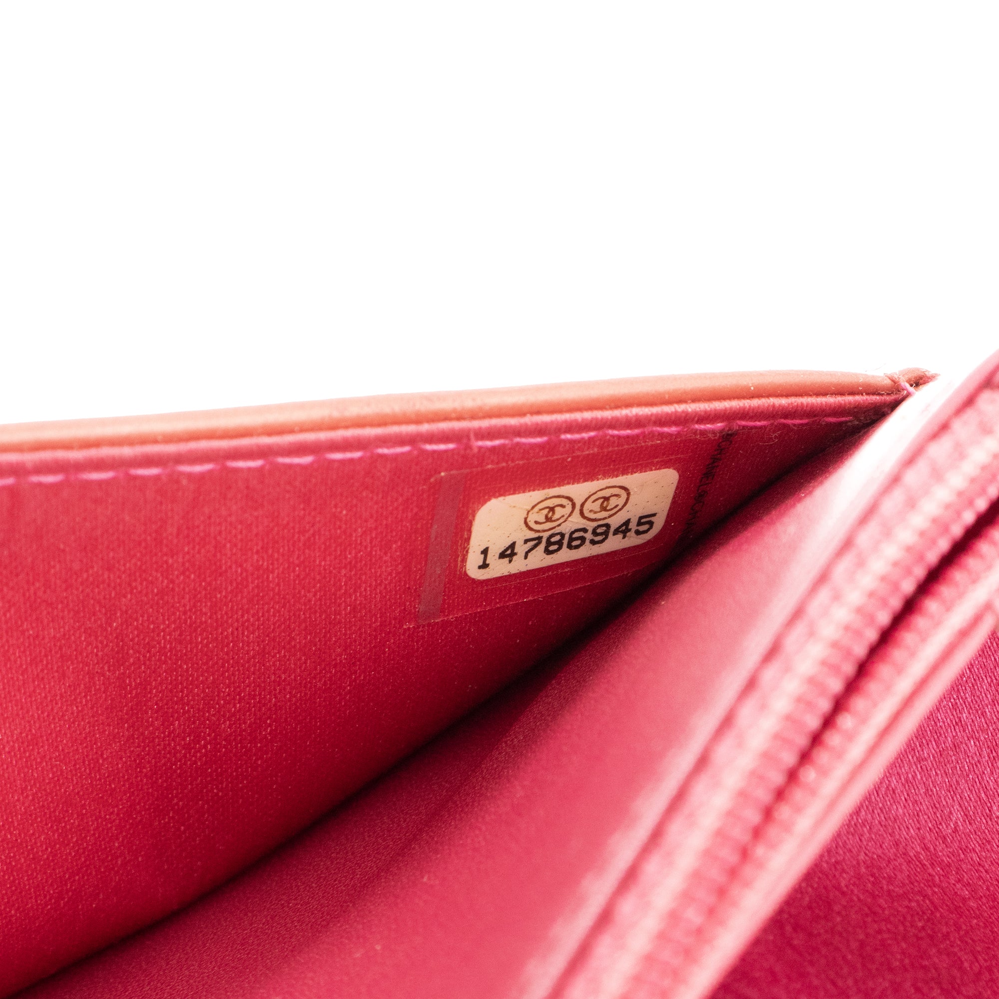 CHANEL - Sac à bandoulière Wallet On Chain Camélia Chanel en cuir embossé rouge