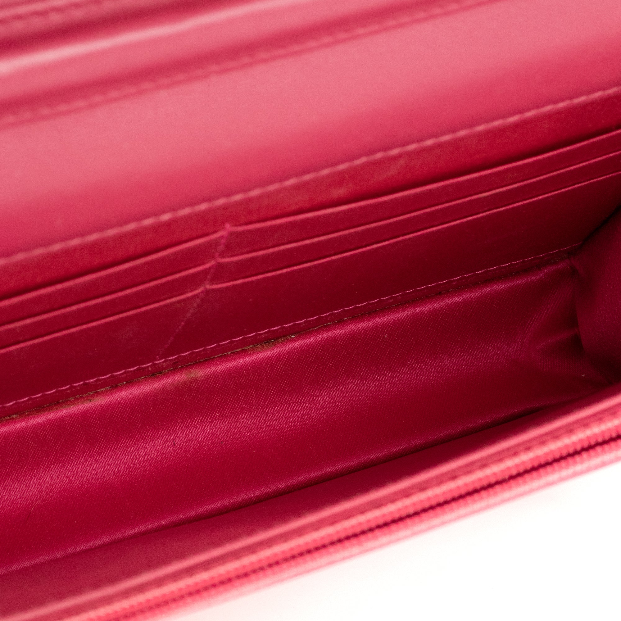 CHANEL - Sac à bandoulière Wallet On Chain Camélia Chanel en cuir embossé rouge