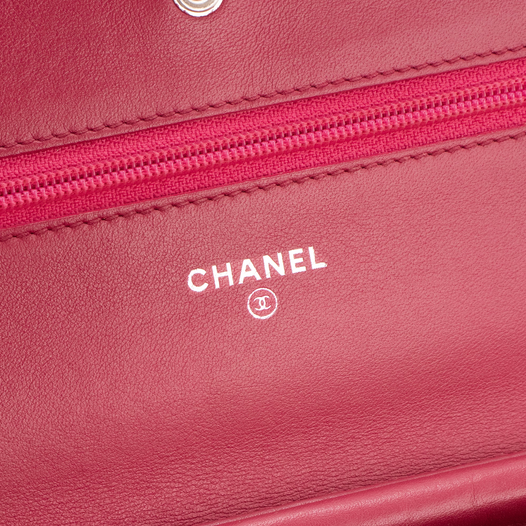 CHANEL - Sac à bandoulière Wallet On Chain Camélia Chanel en cuir embossé rouge