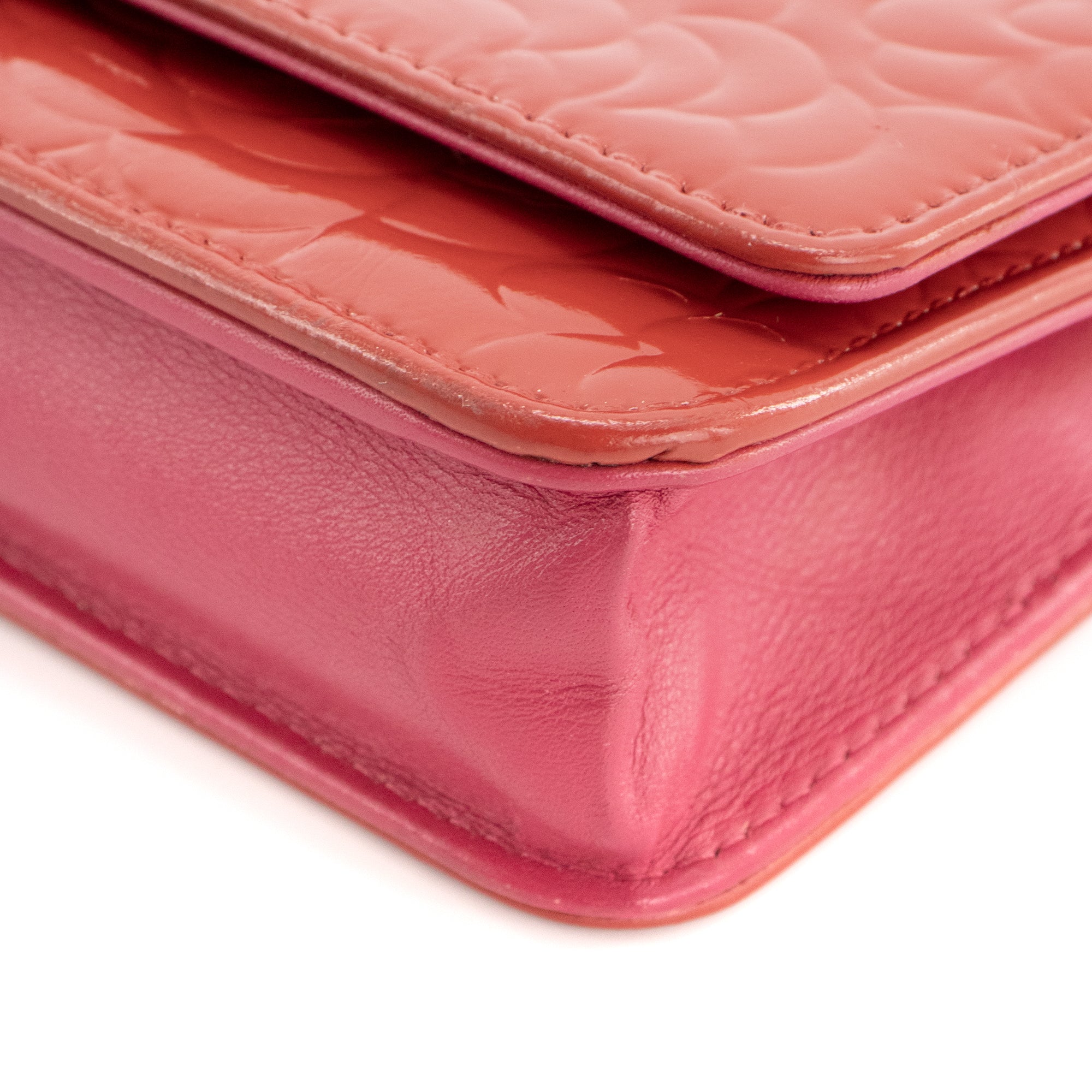 CHANEL - Sac à bandoulière Wallet On Chain Camélia Chanel en cuir embossé rouge