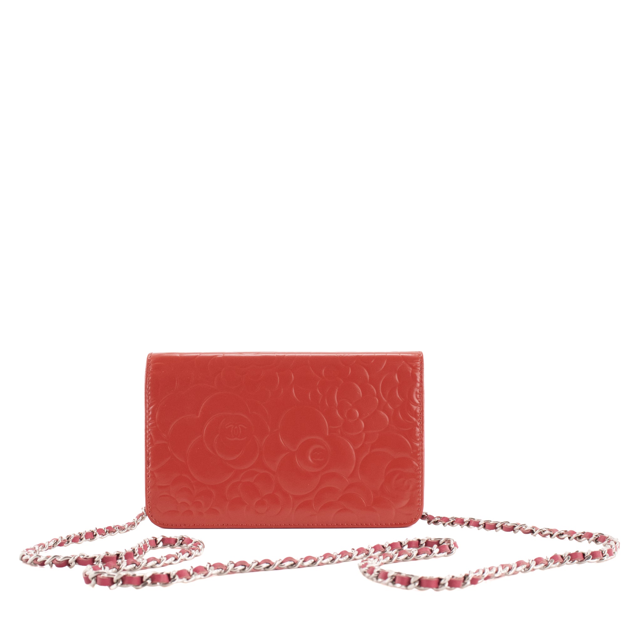 CHANEL - Sac à bandoulière Wallet On Chain Camélia Chanel en cuir embossé rouge