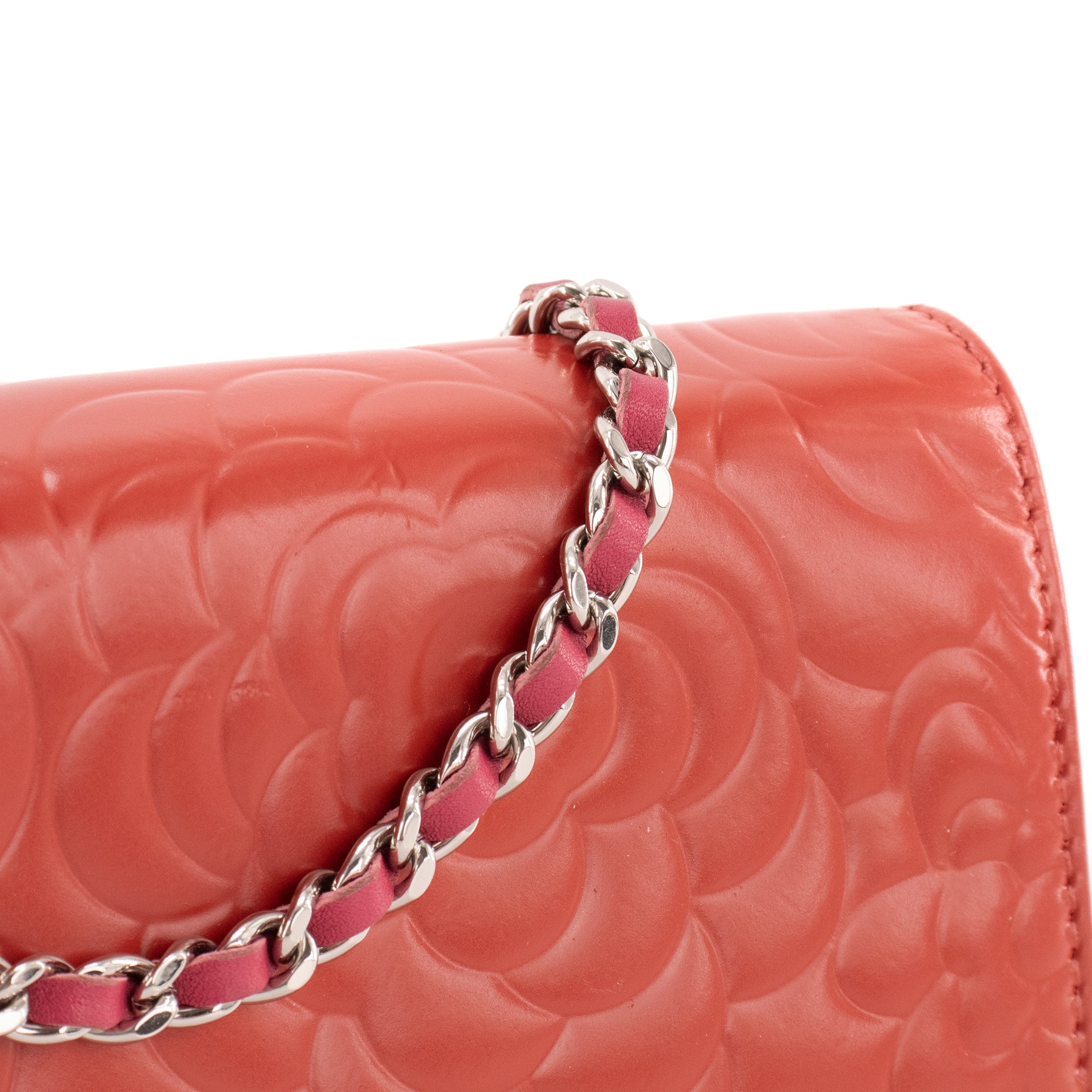 CHANEL - Sac à bandoulière Wallet On Chain Camélia Chanel en cuir embossé rouge