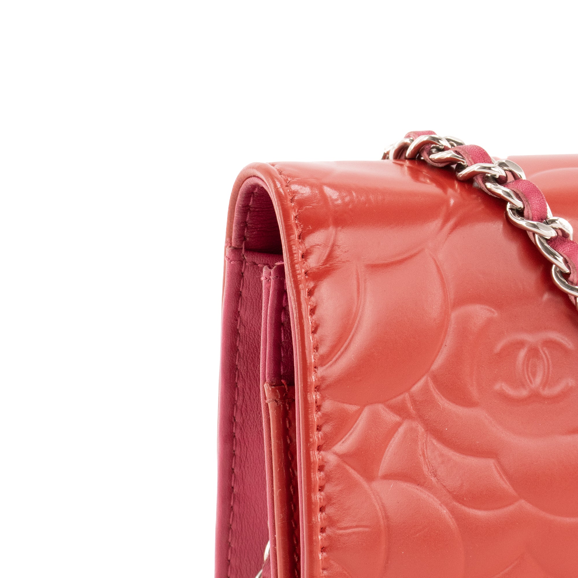 CHANEL - Sac à bandoulière Wallet On Chain Camélia Chanel en cuir embossé rouge