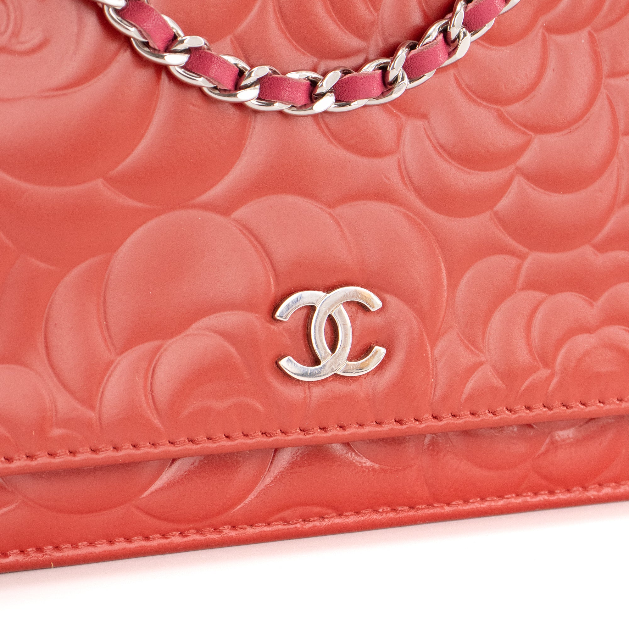CHANEL - Sac à bandoulière Wallet On Chain Camélia Chanel en cuir embossé rouge