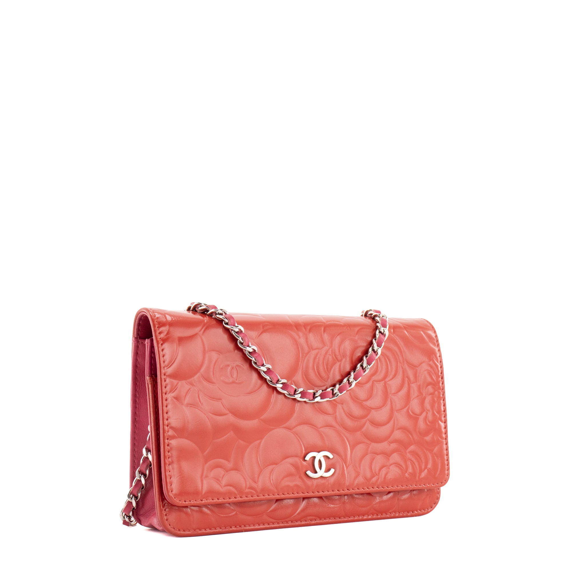 CHANEL - Sac à bandoulière Wallet On Chain Camélia Chanel en cuir embossé rouge