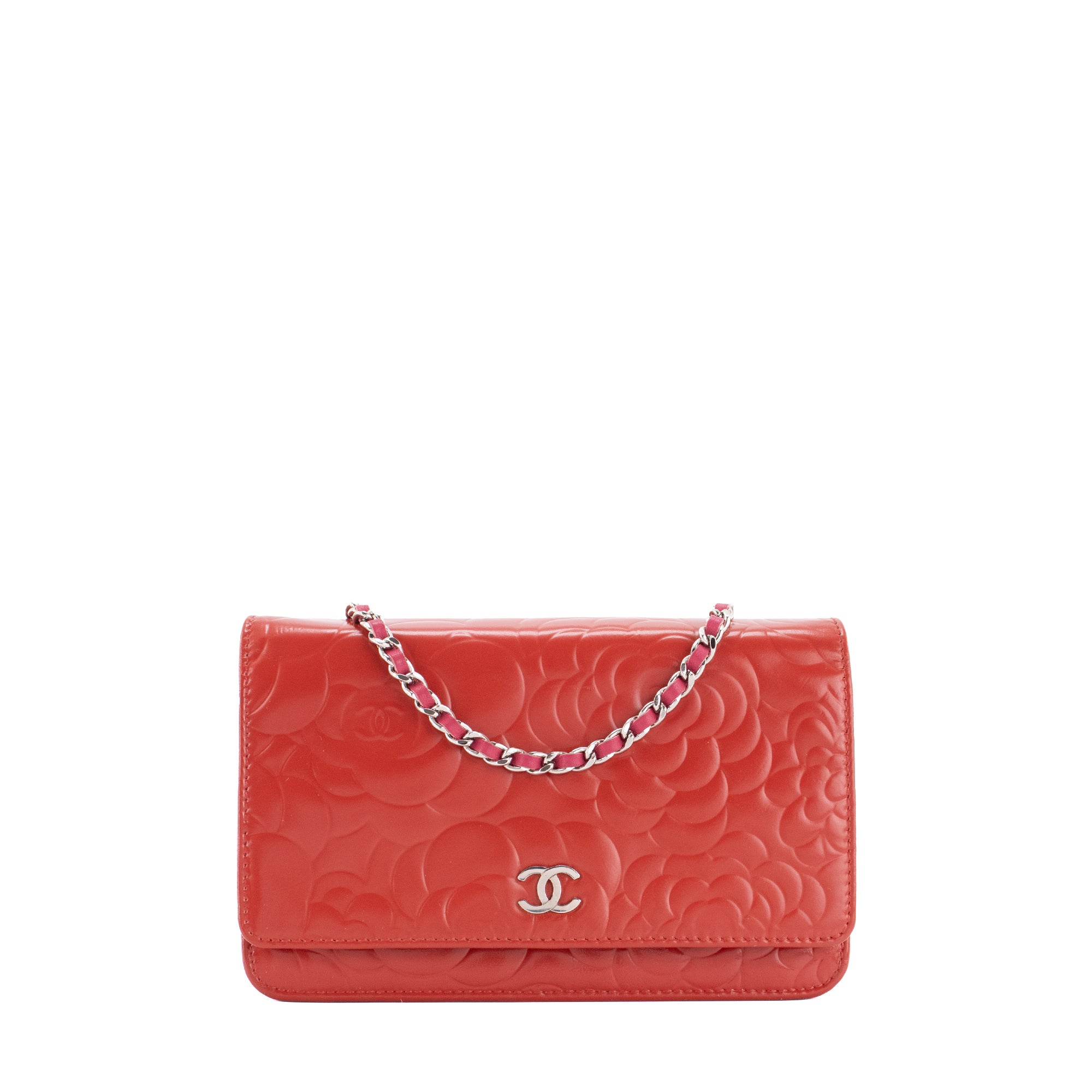 CHANEL - Sac à bandoulière Wallet On Chain Camélia Chanel en cuir embossé rouge