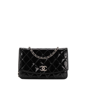 CHANEL - Sac à bandoulière Wallet On Chain Chanel en cuir noir verni