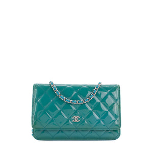 CHANEL - Sac à bandoulière Wallet On Chain Chanel en cuir verni bleu turquoise