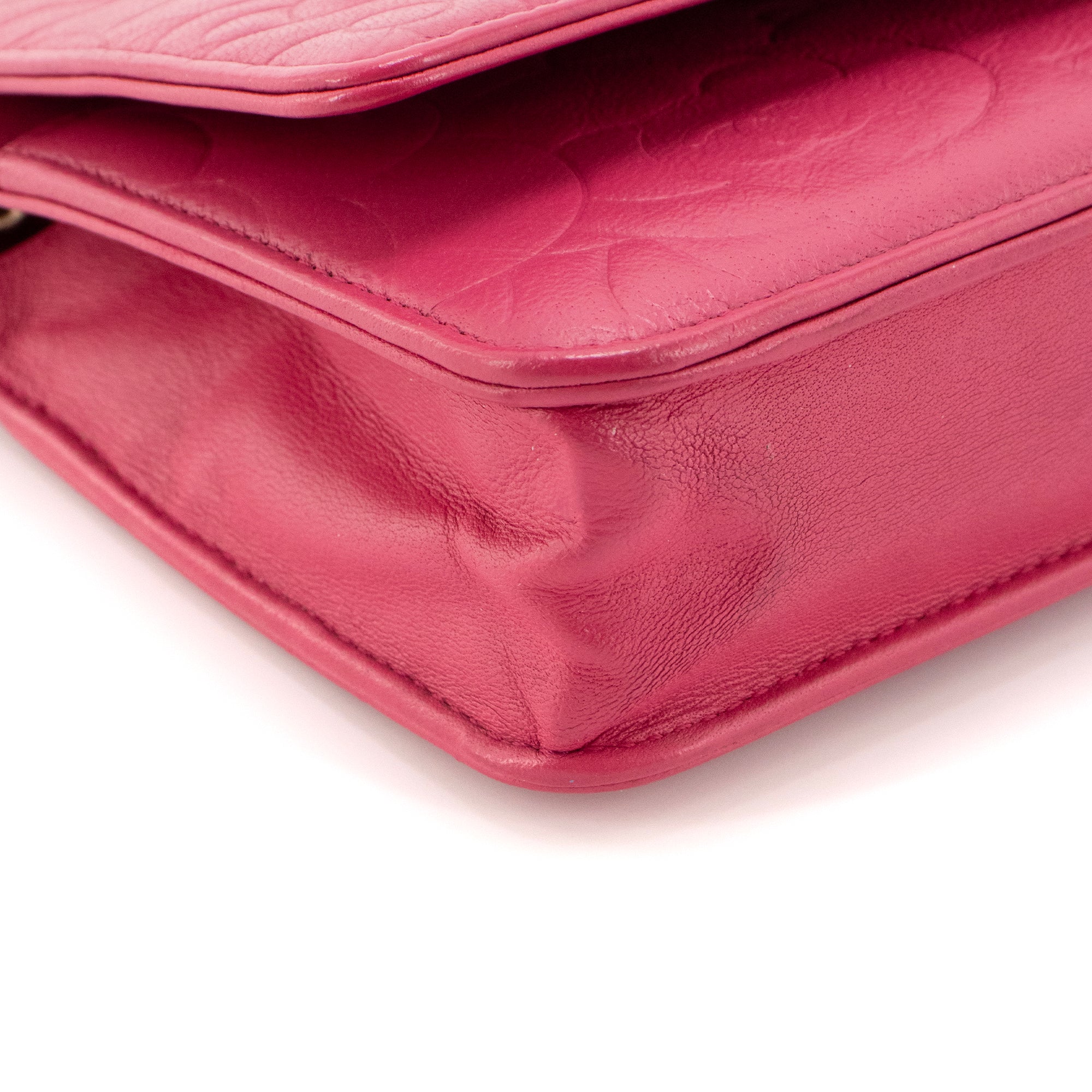 CHANEL - Sac à bandoulière Wallet On Chain Classique/Timeless Camélia Chanel en cuir rose
