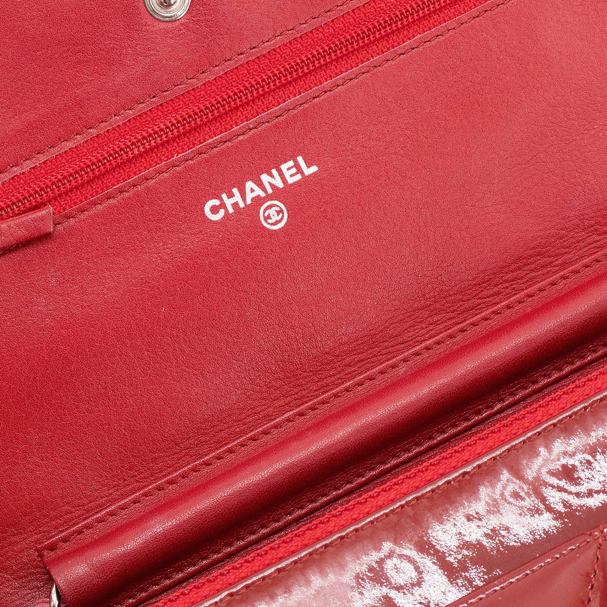 CHANEL - Sac à bandoulière Wallet On Chain Classique/Timeless Chanel en cuir verni bordeaux