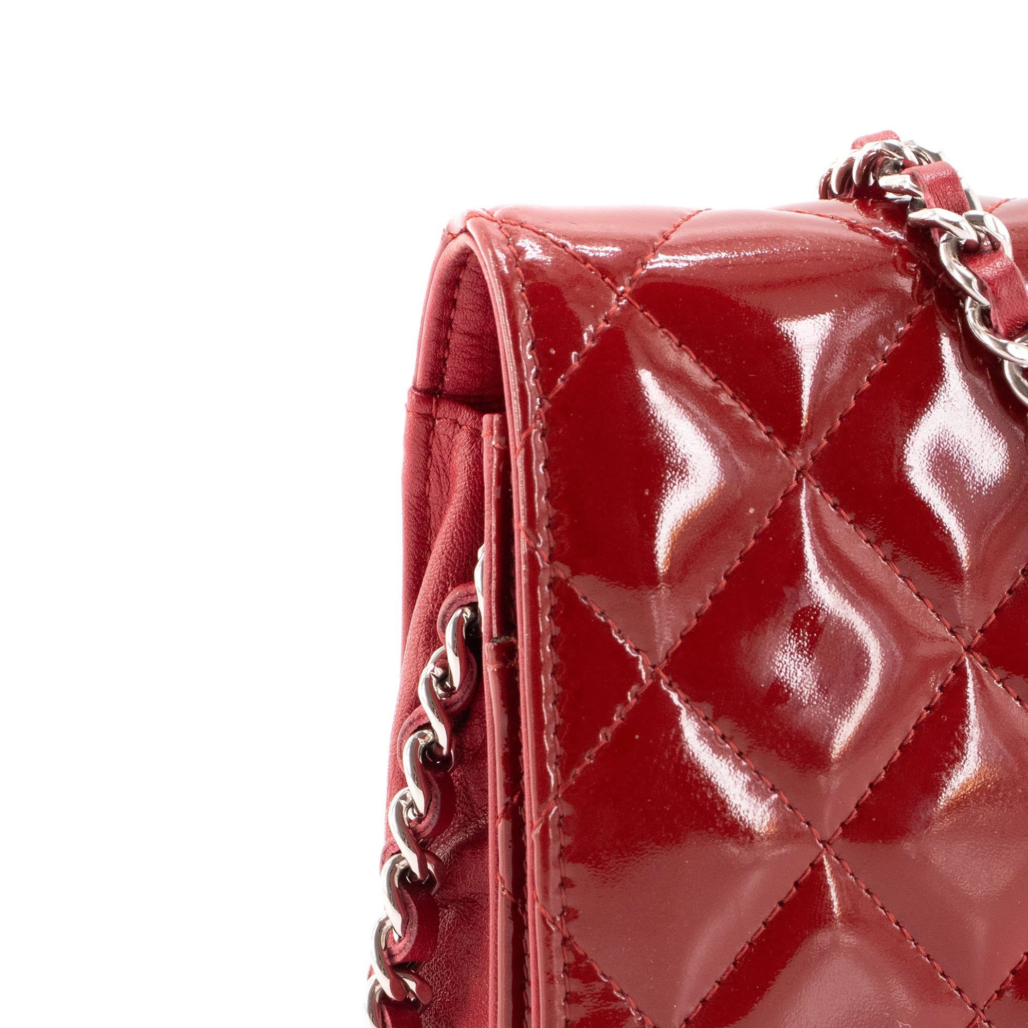 CHANEL - Sac à bandoulière Wallet On Chain Classique/Timeless Chanel en cuir verni bordeaux