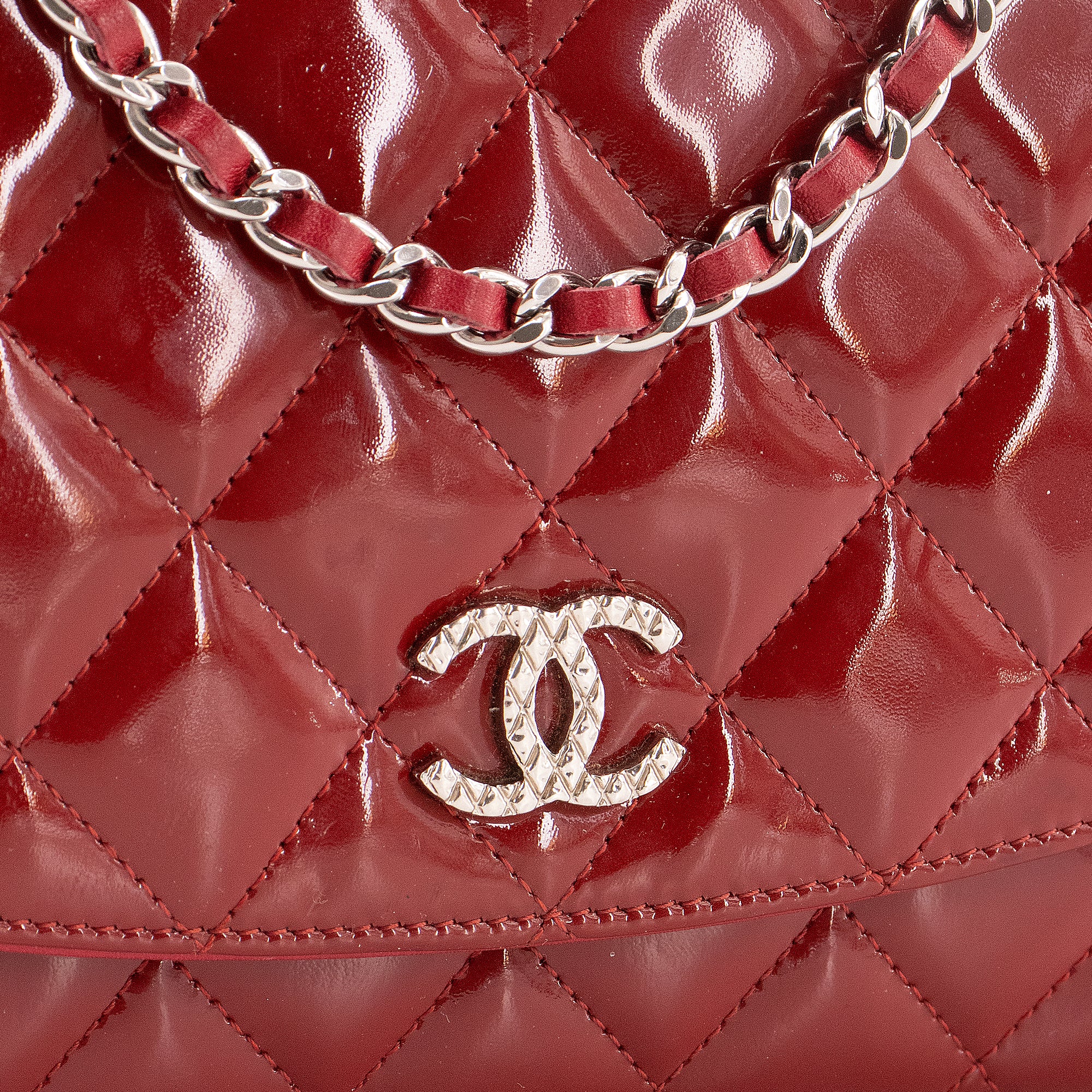 CHANEL - Sac à bandoulière Wallet On Chain Classique/Timeless Chanel en cuir verni bordeaux