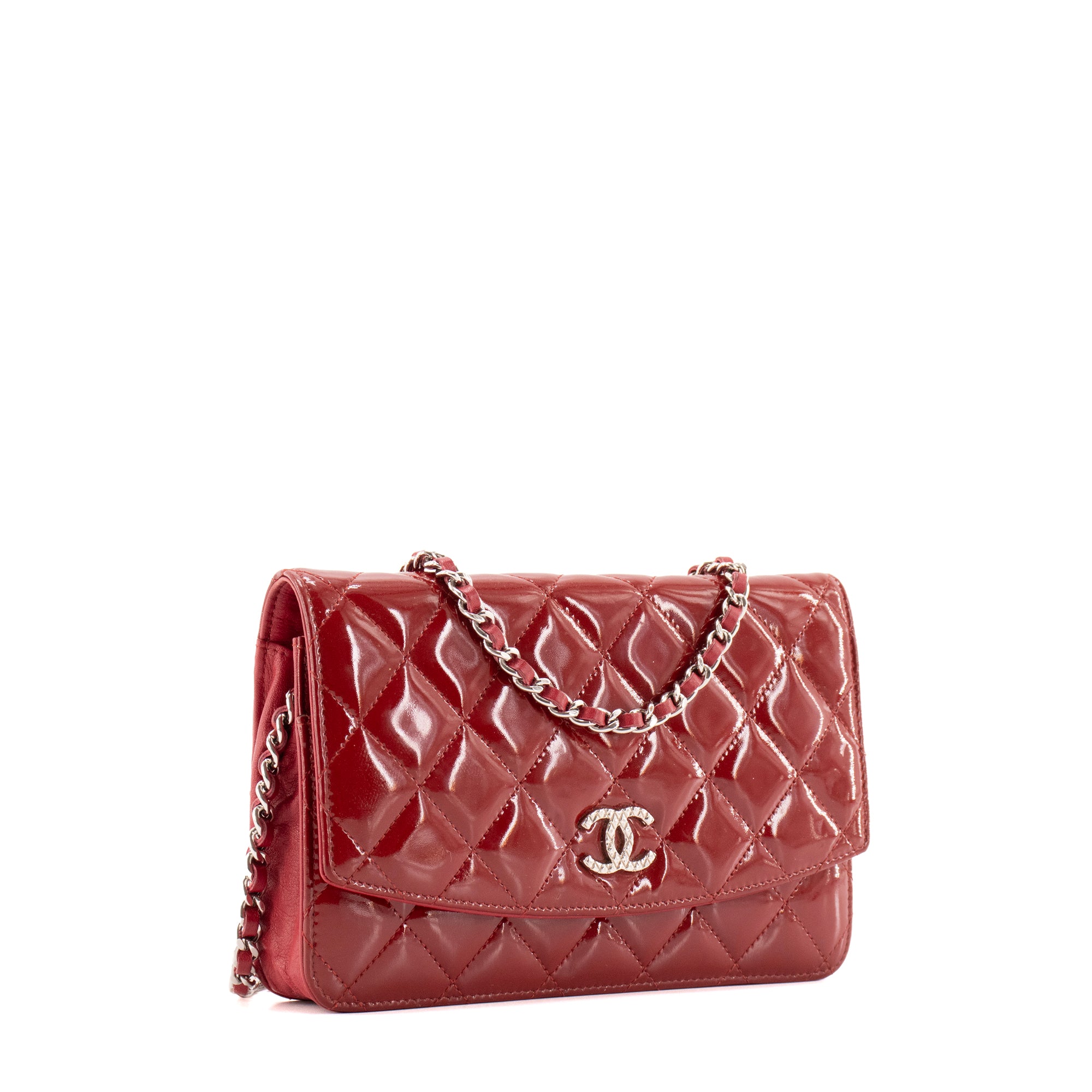 CHANEL - Sac à bandoulière Wallet On Chain Classique/Timeless Chanel en cuir verni bordeaux