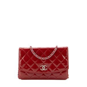 CHANEL - Sac à bandoulière Wallet On Chain Classique/Timeless Chanel en cuir verni bordeaux