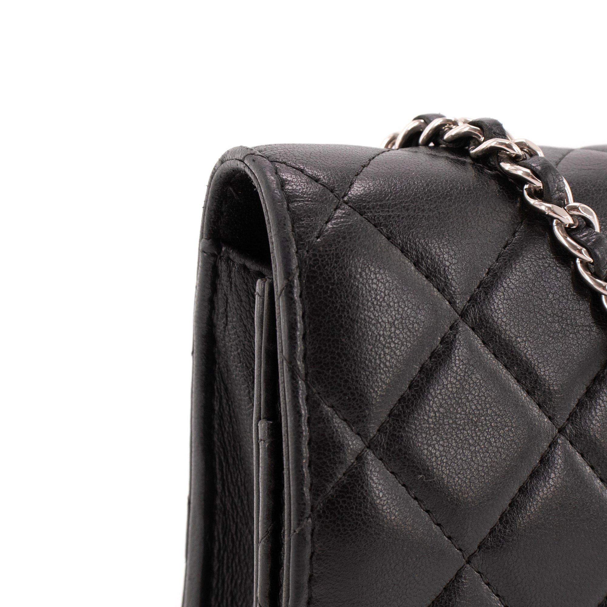 CHANEL - Sac à bandoulière Wallet On Chain Classique/Timeless Chanel en cuir lisse noir