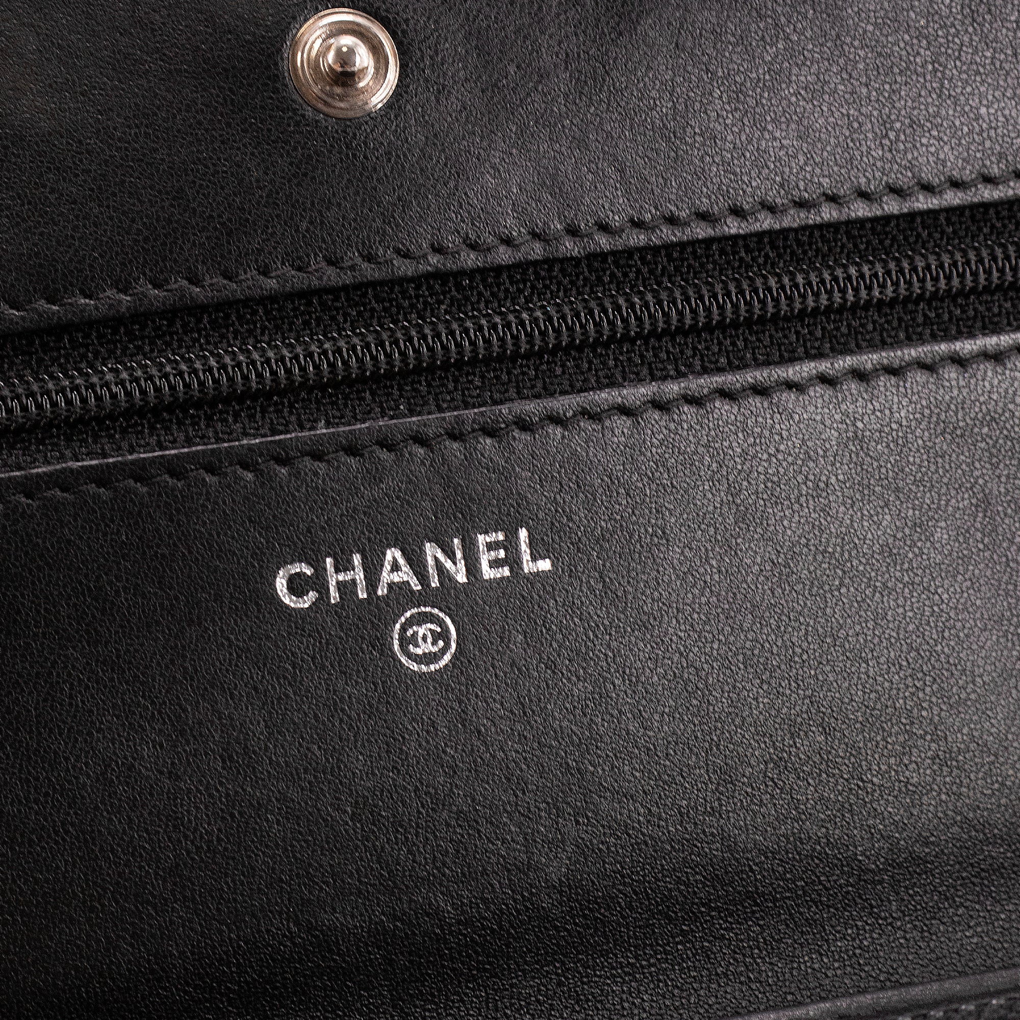 CHANEL - Sac à bandoulière Wallet On Chain Classique/Timeless Chanel en cuir lisse noir