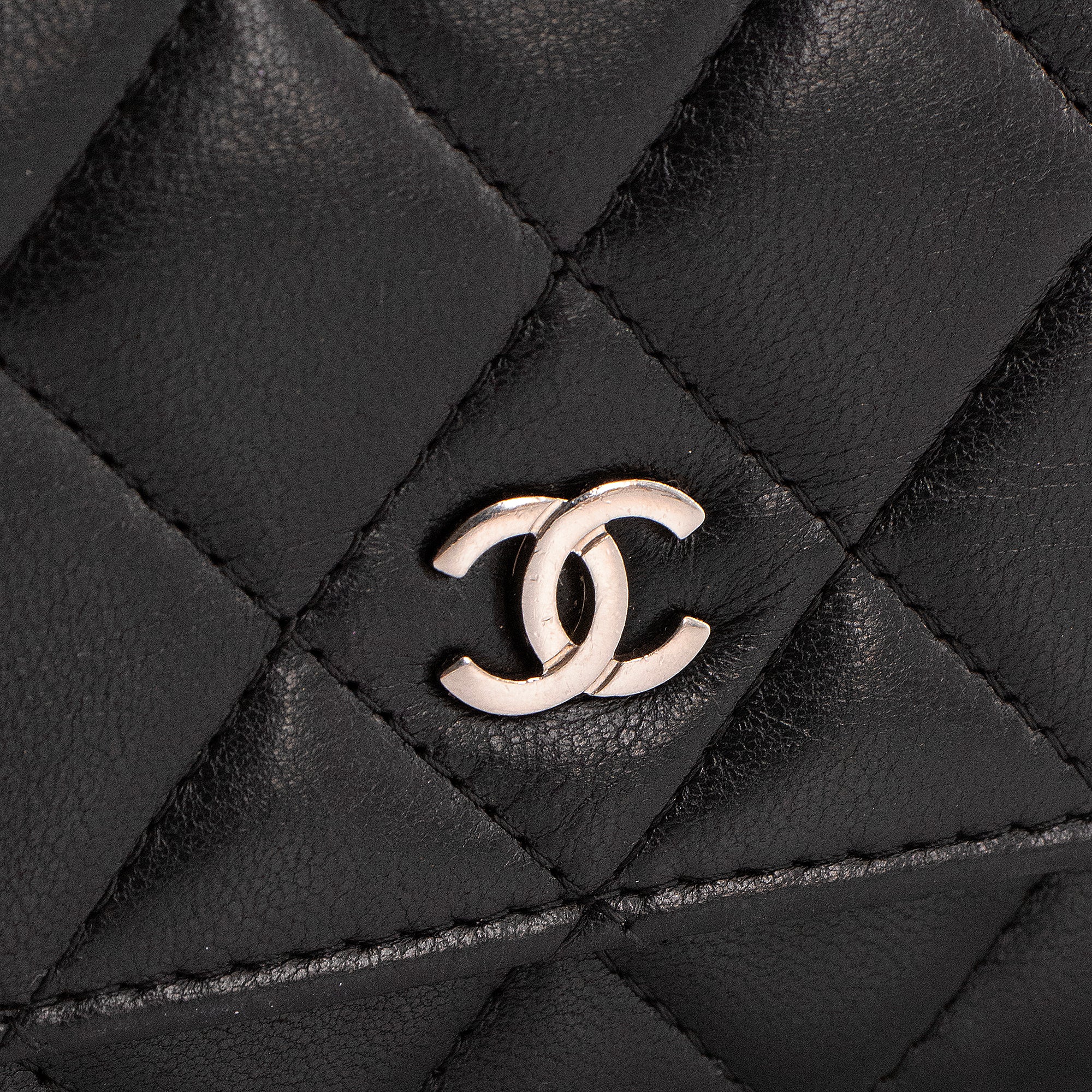 CHANEL - Sac à bandoulière Wallet On Chain Classique/Timeless Chanel en cuir lisse noir