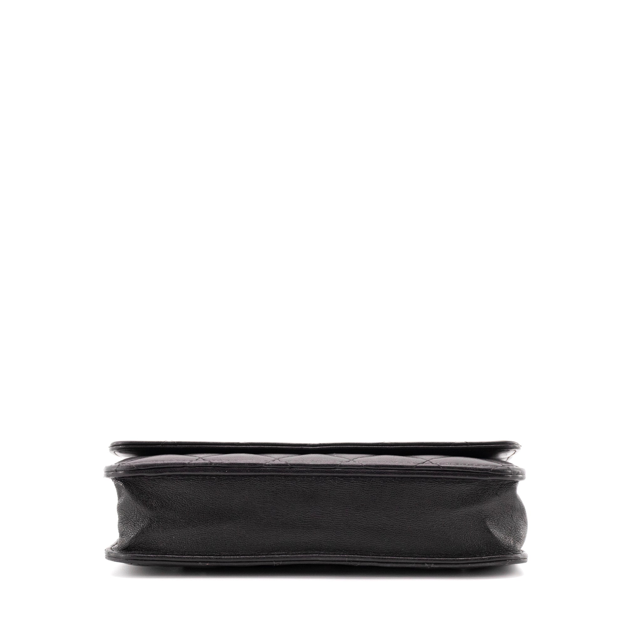 CHANEL - Sac à bandoulière Wallet On Chain Classique/Timeless Chanel en cuir lisse noir