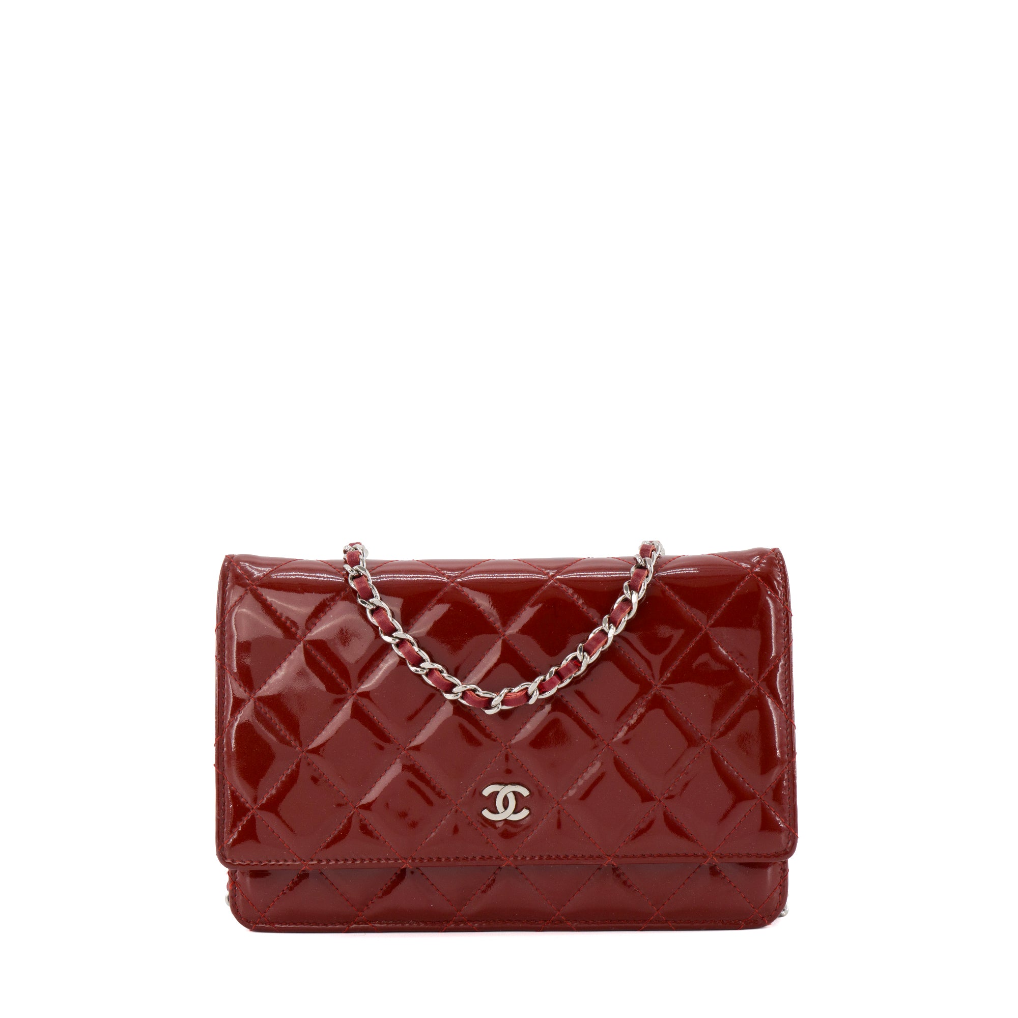 CHANEL - Sac à bandoulière Wallet On Chain Classique/Timeless Chanel en cuir verni bordeaux