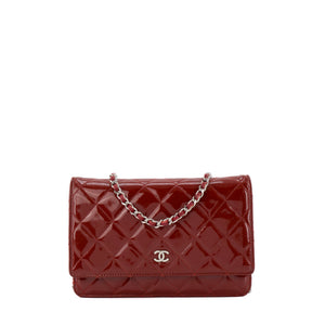 CHANEL - Sac à bandoulière Wallet On Chain Classique/Timeless Chanel en cuir verni bordeaux