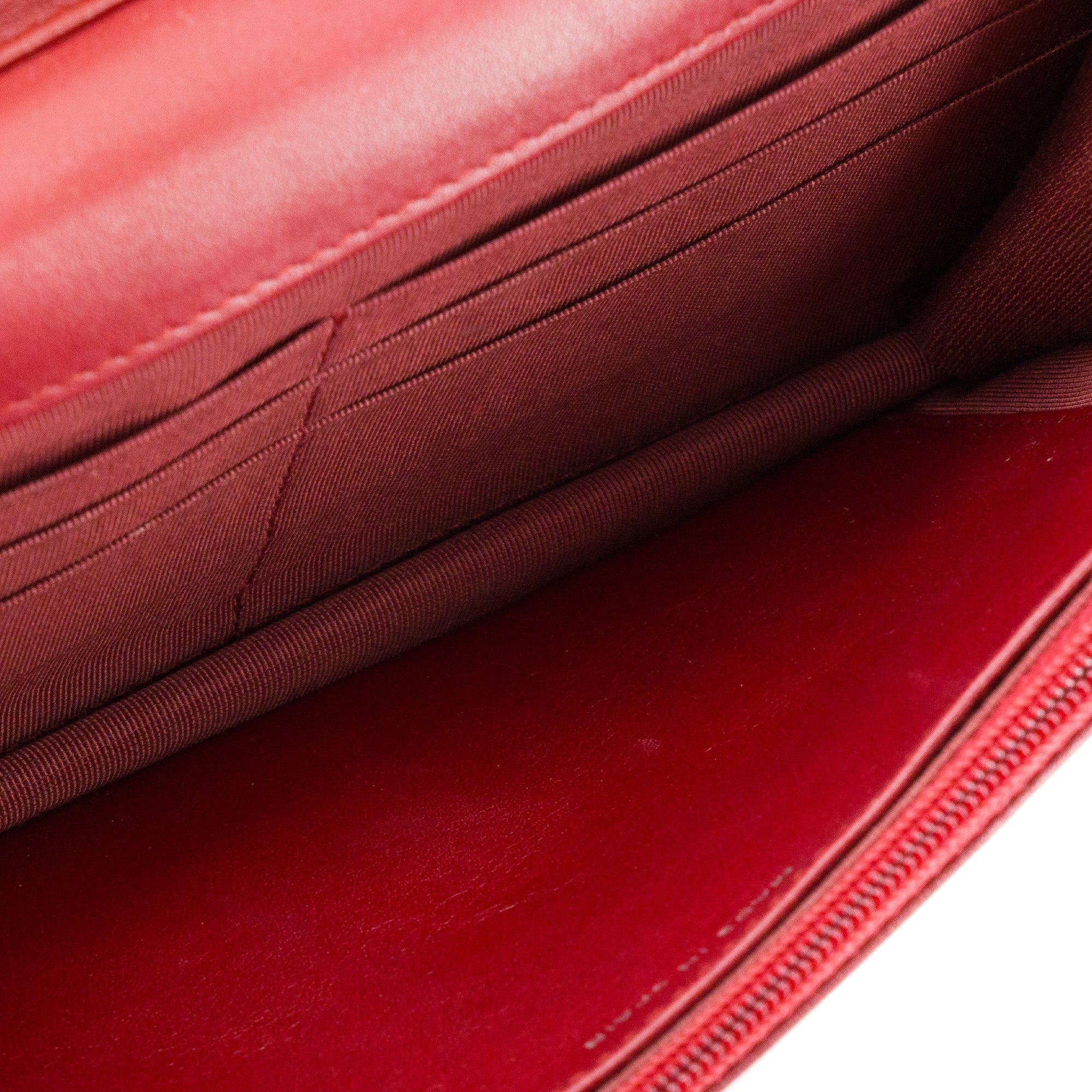 CHANEL - Sac à bandoulière Wallet On Chain Classique/Timeless Chanel en cuir verni bordeaux