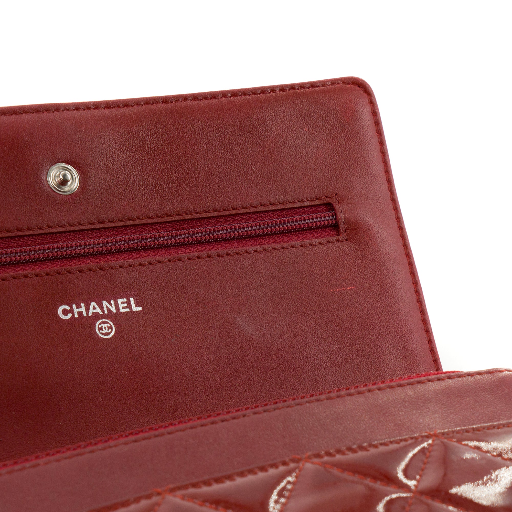 CHANEL - Sac à bandoulière Wallet On Chain Classique/Timeless Chanel en cuir verni bordeaux