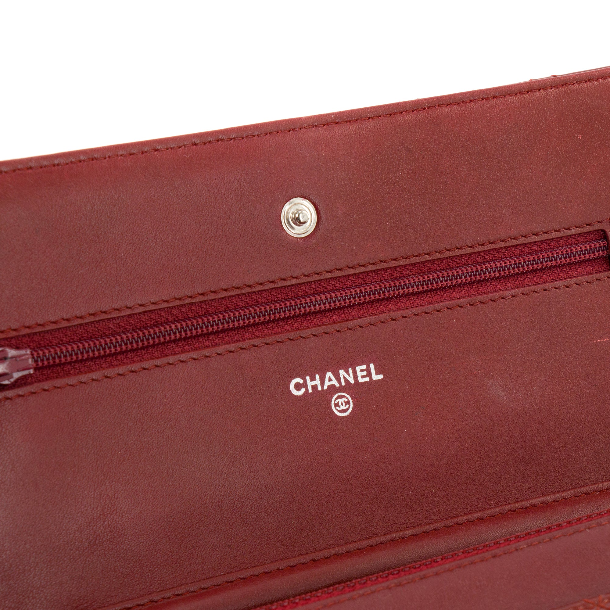 CHANEL - Sac à bandoulière Wallet On Chain Classique/Timeless Chanel en cuir verni bordeaux